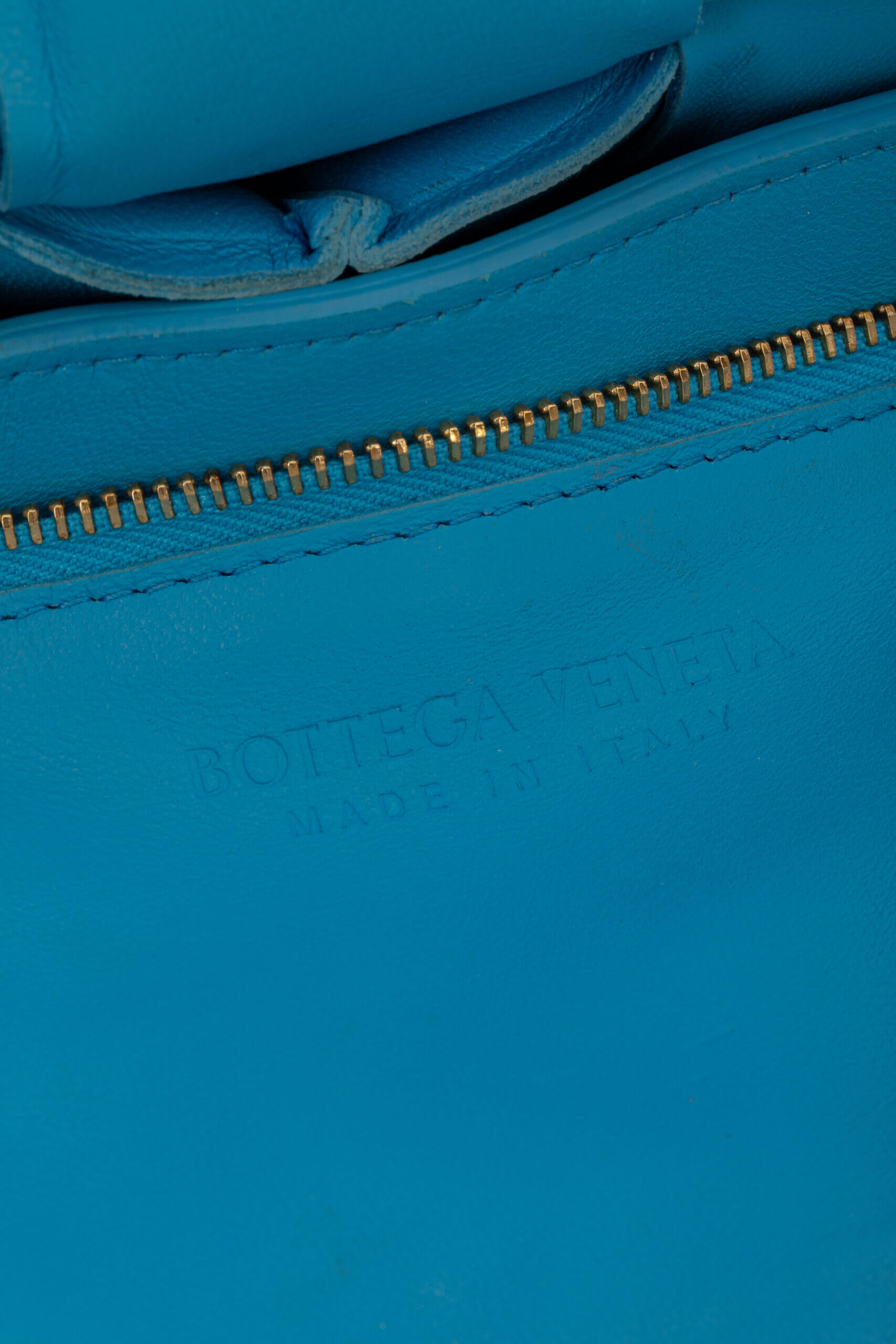 <span style="font-size: 10px;letter-spacing: .15em">BEST DEAL</span><br> <strong>BOTTEGA VENETA</strong><br> <div style="margin-top:10px;font-size:16px">Chain Cassette Bag Blue</div><br> - Image 17