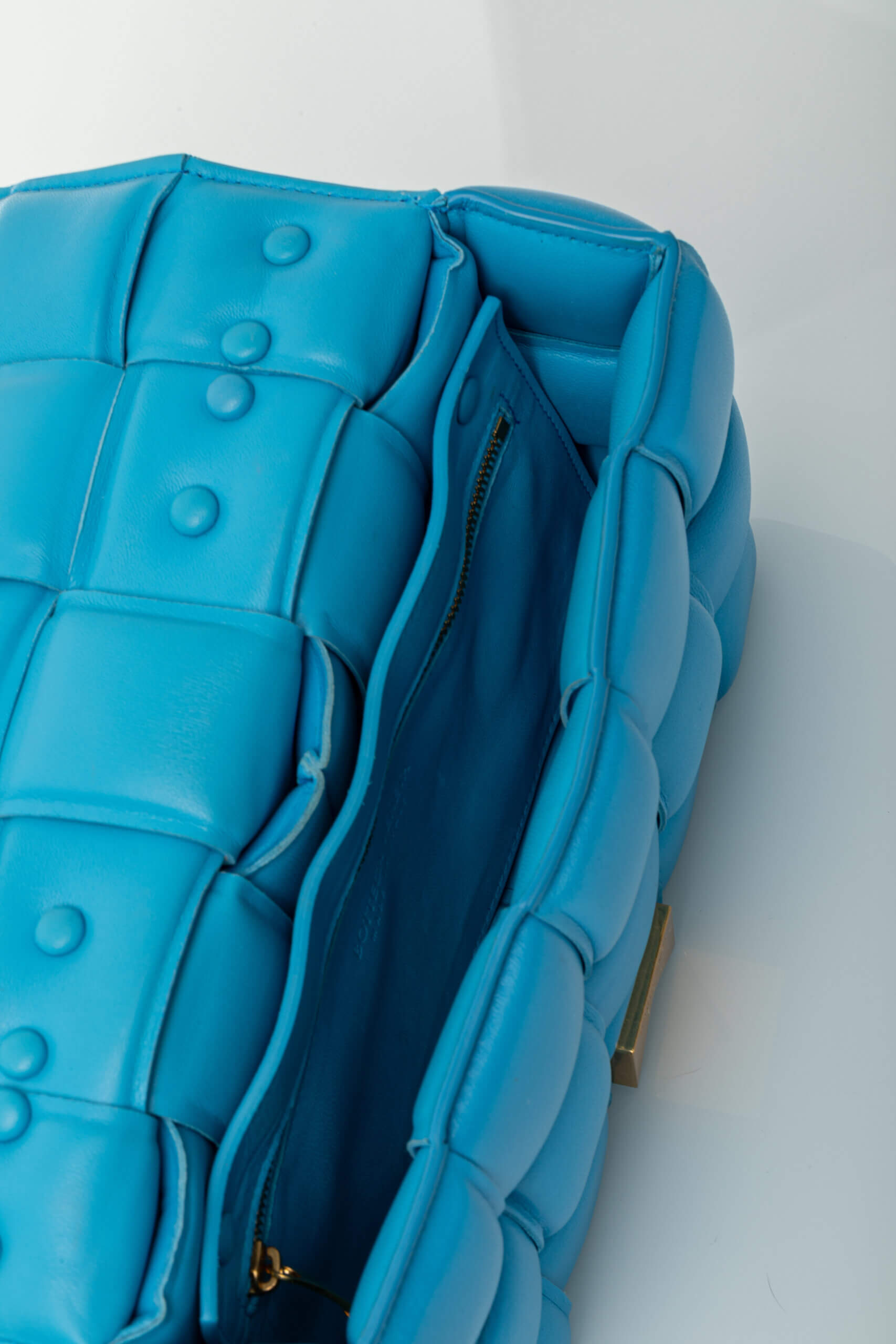 <span style="font-size: 10px;letter-spacing: .15em">BEST DEAL</span><br> <strong>BOTTEGA VENETA</strong><br> <div style="margin-top:10px;font-size:16px">Chain Cassette Bag Blue</div><br> - Image 14