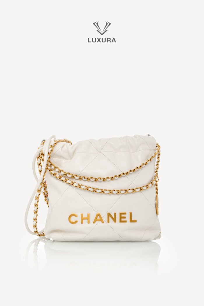 <span style="font-size: 10px;letter-spacing: .15em">NEW COLLECTION</span><br>            <strong>CHANEL</strong><br>            <div style="margin-top:10px;font-size:16px">Shinny Calfskin Quilted Mini Chanel 22 White</div><br>