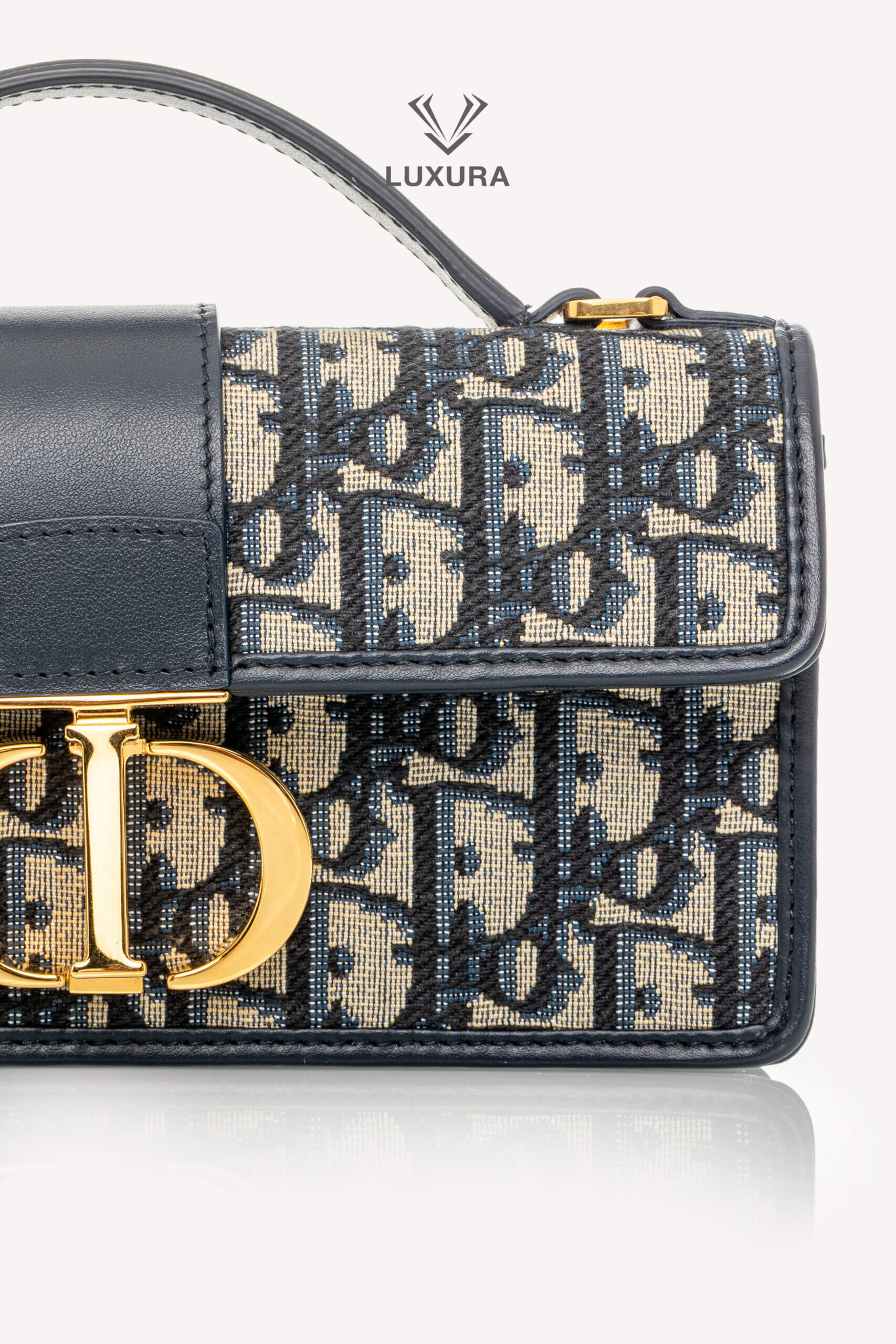 <span style="font-size: 10px;letter-spacing: .15em">HARD TO FIND</span><br>            <strong>CHRISTIAN DIOR</strong><br>            <div style="margin-top:10px;font-size:16px">Miss Montaigne Mini Bag Blue Dior Oblique Jacquard</div><br> - Image 20