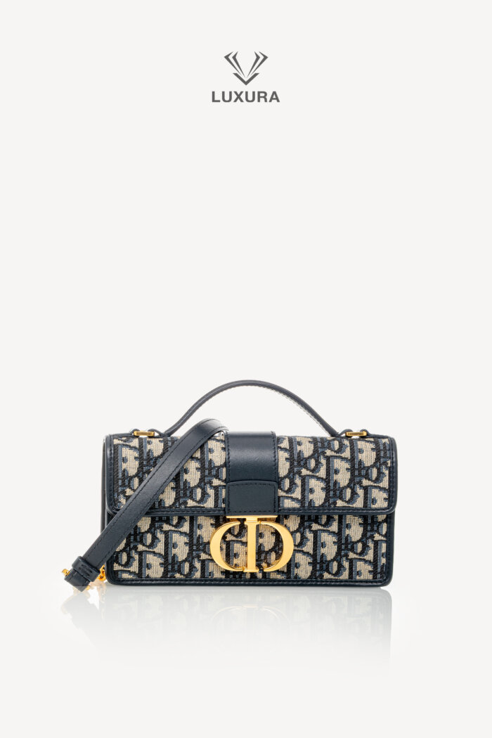 <span style="font-size: 10px;letter-spacing: .15em">HARD TO FIND</span><br>            <strong>CHRISTIAN DIOR</strong><br>            <div style="margin-top:10px;font-size:16px">Miss Montaigne Mini Bag Blue Dior Oblique Jacquard</div><br>