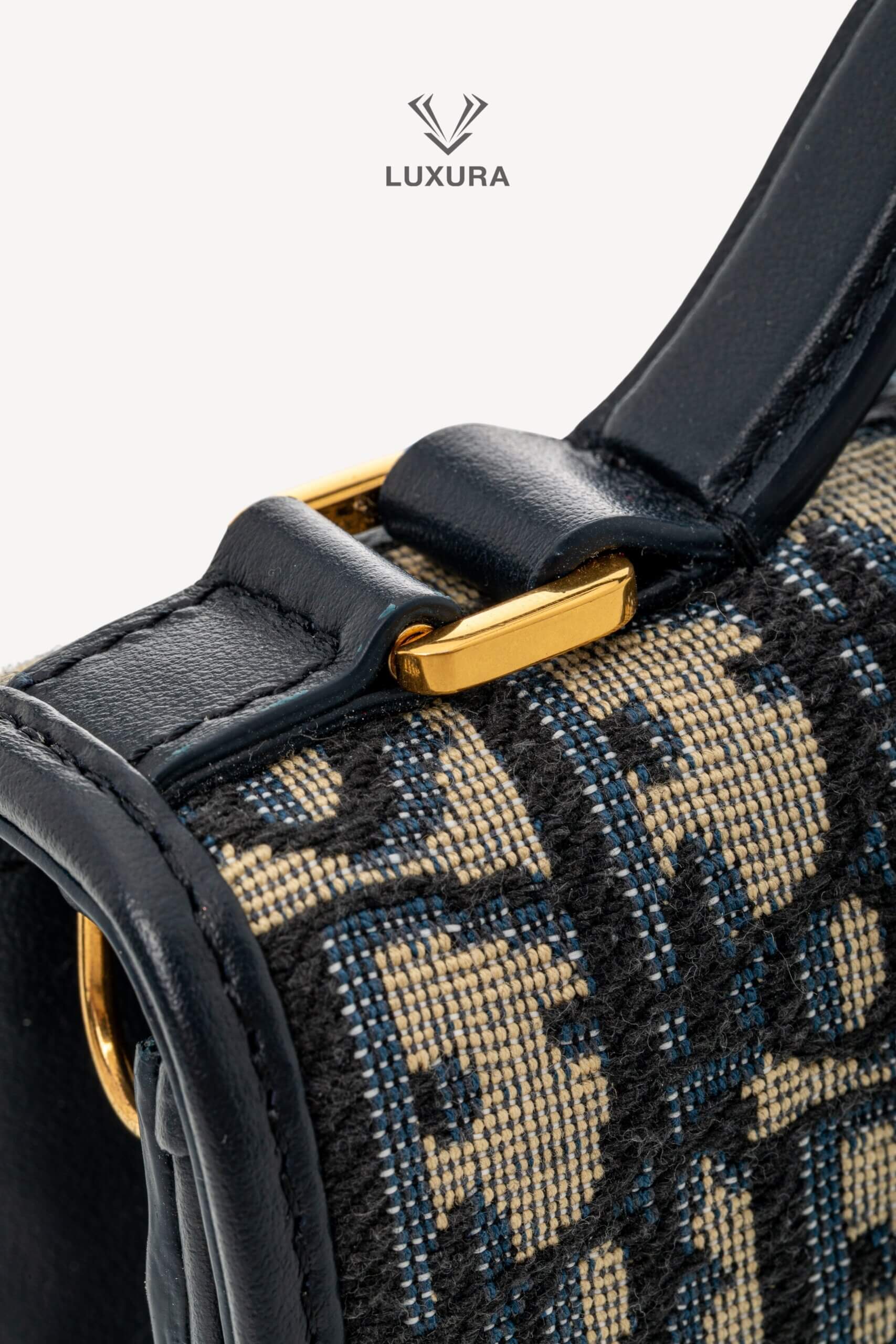 <span style="font-size: 10px;letter-spacing: .15em">HARD TO FIND</span><br>            <strong>CHRISTIAN DIOR</strong><br>            <div style="margin-top:10px;font-size:16px">Miss Montaigne Mini Bag Blue Dior Oblique Jacquard</div><br> - Image 23