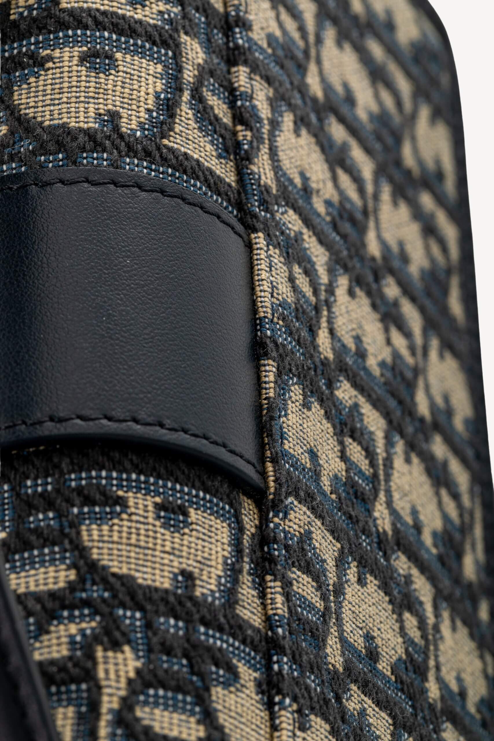 <span style="font-size: 10px;letter-spacing: .15em">HARD TO FIND</span><br>            <strong>CHRISTIAN DIOR</strong><br>            <div style="margin-top:10px;font-size:16px">Miss Montaigne Mini Bag Blue Dior Oblique Jacquard</div><br> - Image 25