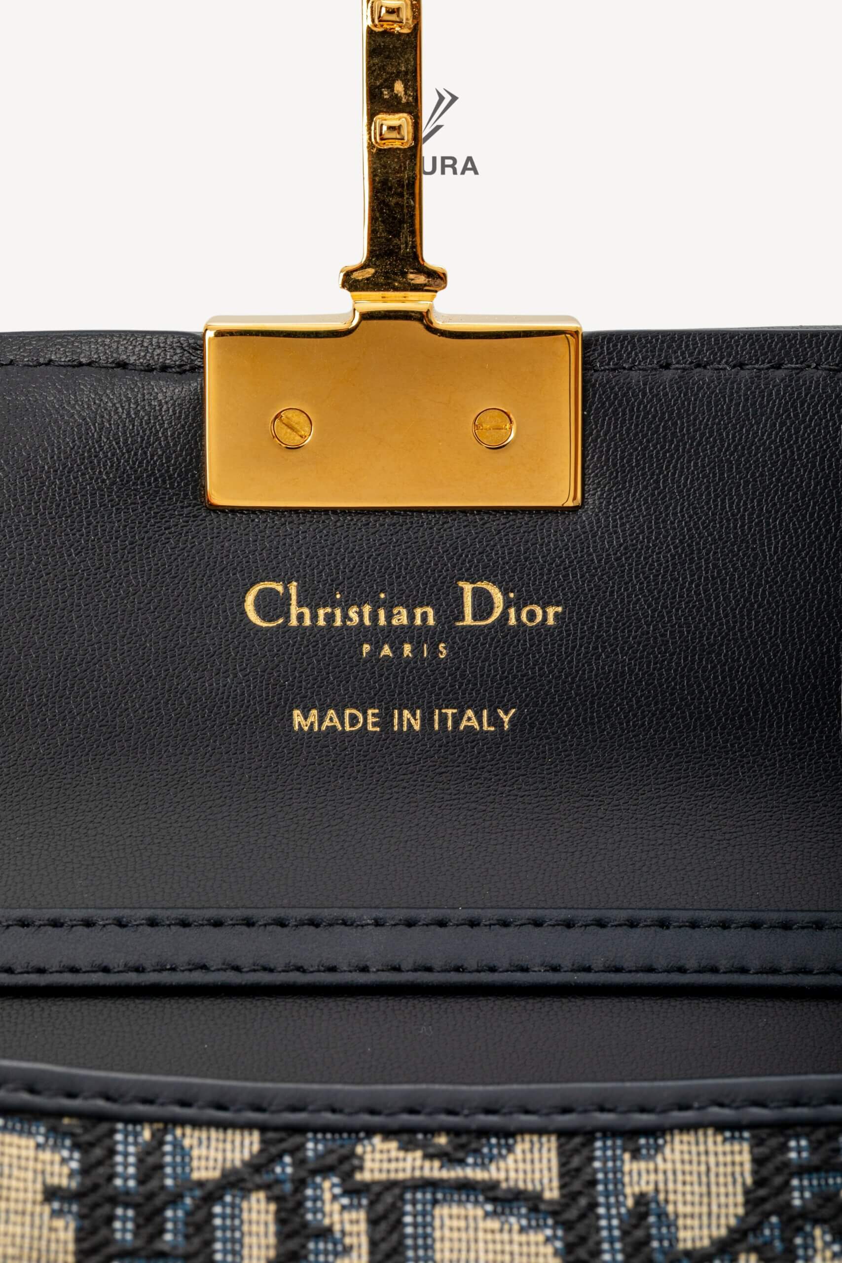 <span style="font-size: 10px;letter-spacing: .15em">HARD TO FIND</span><br>            <strong>CHRISTIAN DIOR</strong><br>            <div style="margin-top:10px;font-size:16px">Miss Montaigne Mini Bag Blue Dior Oblique Jacquard</div><br> - Image 30