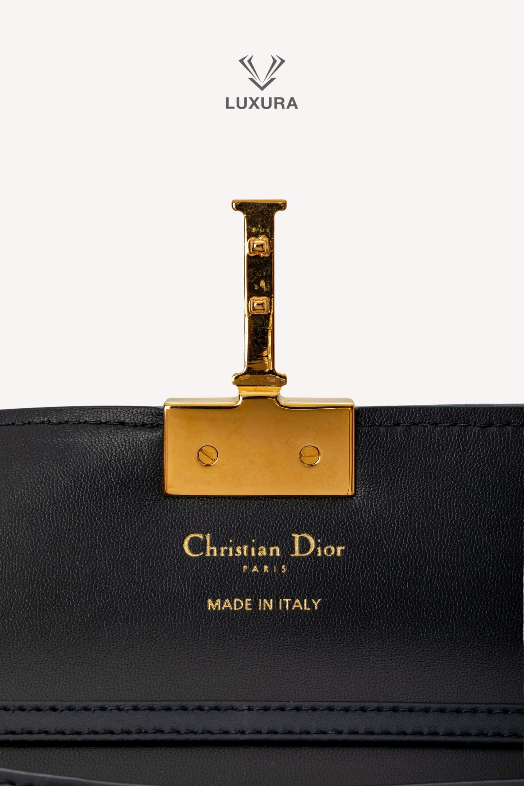 <span style="font-size: 10px;letter-spacing: .15em">HARD TO FIND</span><br>            <strong>CHRISTIAN DIOR</strong><br>            <div style="margin-top:10px;font-size:16px">Miss Montaigne Mini Bag Blue Dior Oblique Jacquard</div><br> - Image 29