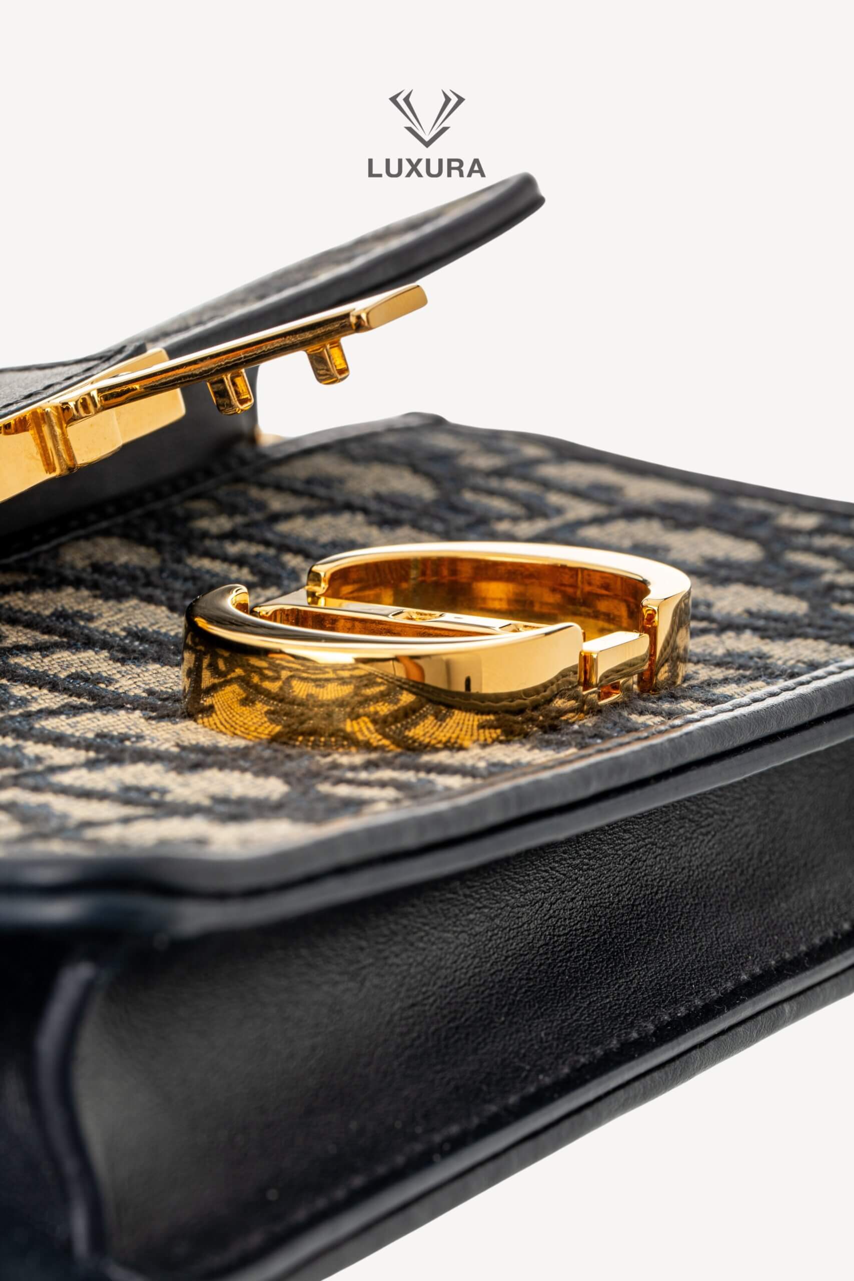 <span style="font-size: 10px;letter-spacing: .15em">HARD TO FIND</span><br>            <strong>CHRISTIAN DIOR</strong><br>            <div style="margin-top:10px;font-size:16px">Miss Montaigne Mini Bag Blue Dior Oblique Jacquard</div><br> - Image 21