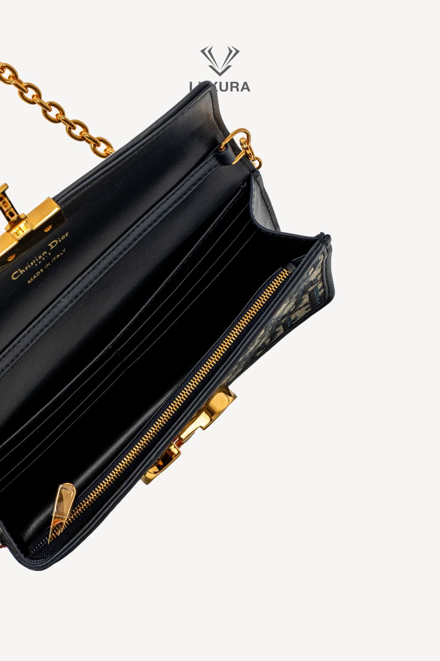 <span style="font-size: 10px;letter-spacing: .15em">HARD TO FIND</span><br>            <strong>CHRISTIAN DIOR</strong><br>            <div style="margin-top:10px;font-size:16px">Miss Montaigne Mini Bag Blue Dior Oblique Jacquard</div><br> - Image 26