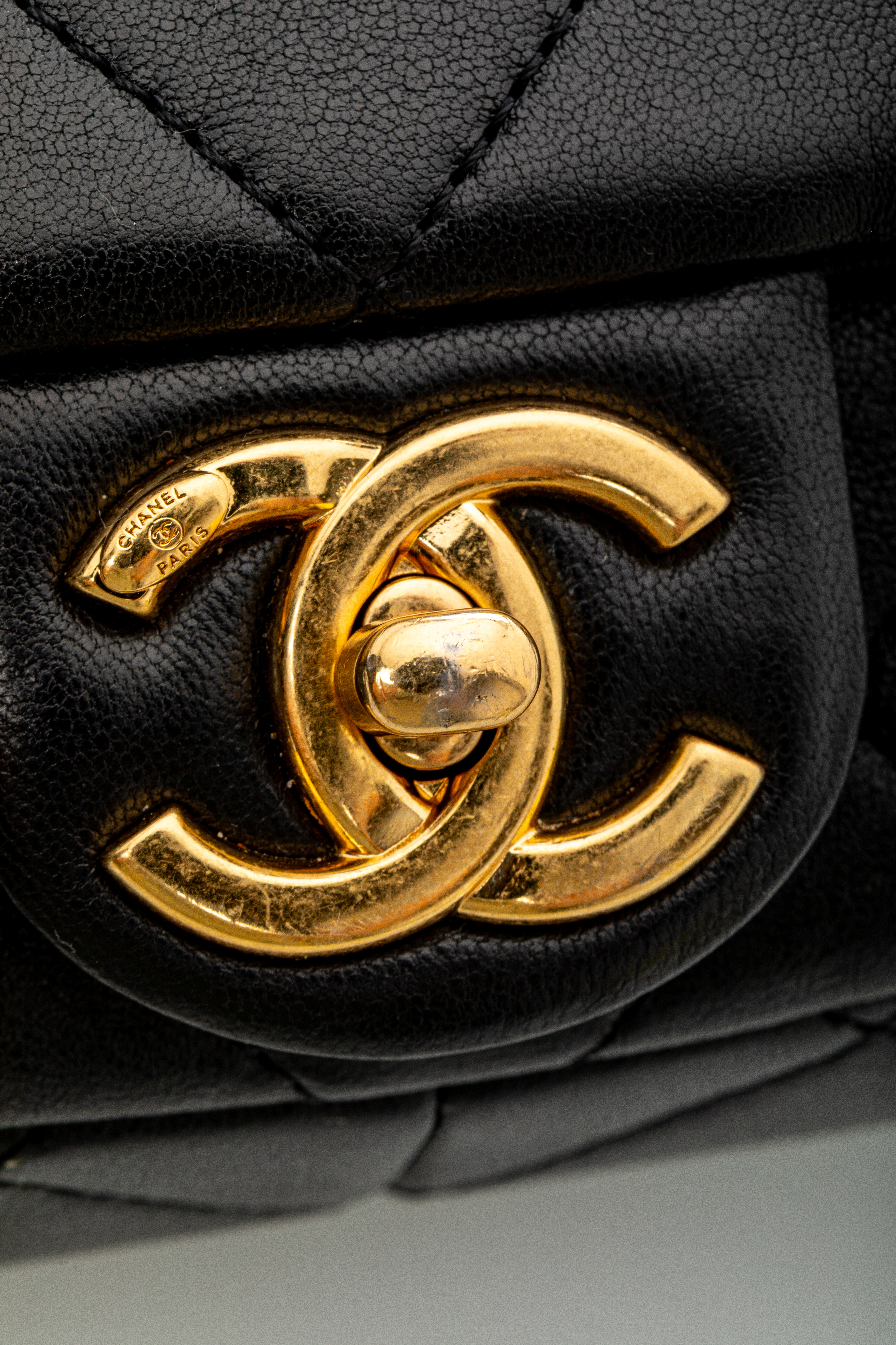 <span style="font-size: 10px;letter-spacing: .15em">HARD TO FIND</span><br>            <strong>CHANEL</strong><br>            <div style="margin-top:10px;font-size:16px">Mini Quilted Lambskin Round Top Handle Flap Bag Black</div><br> - Image 13