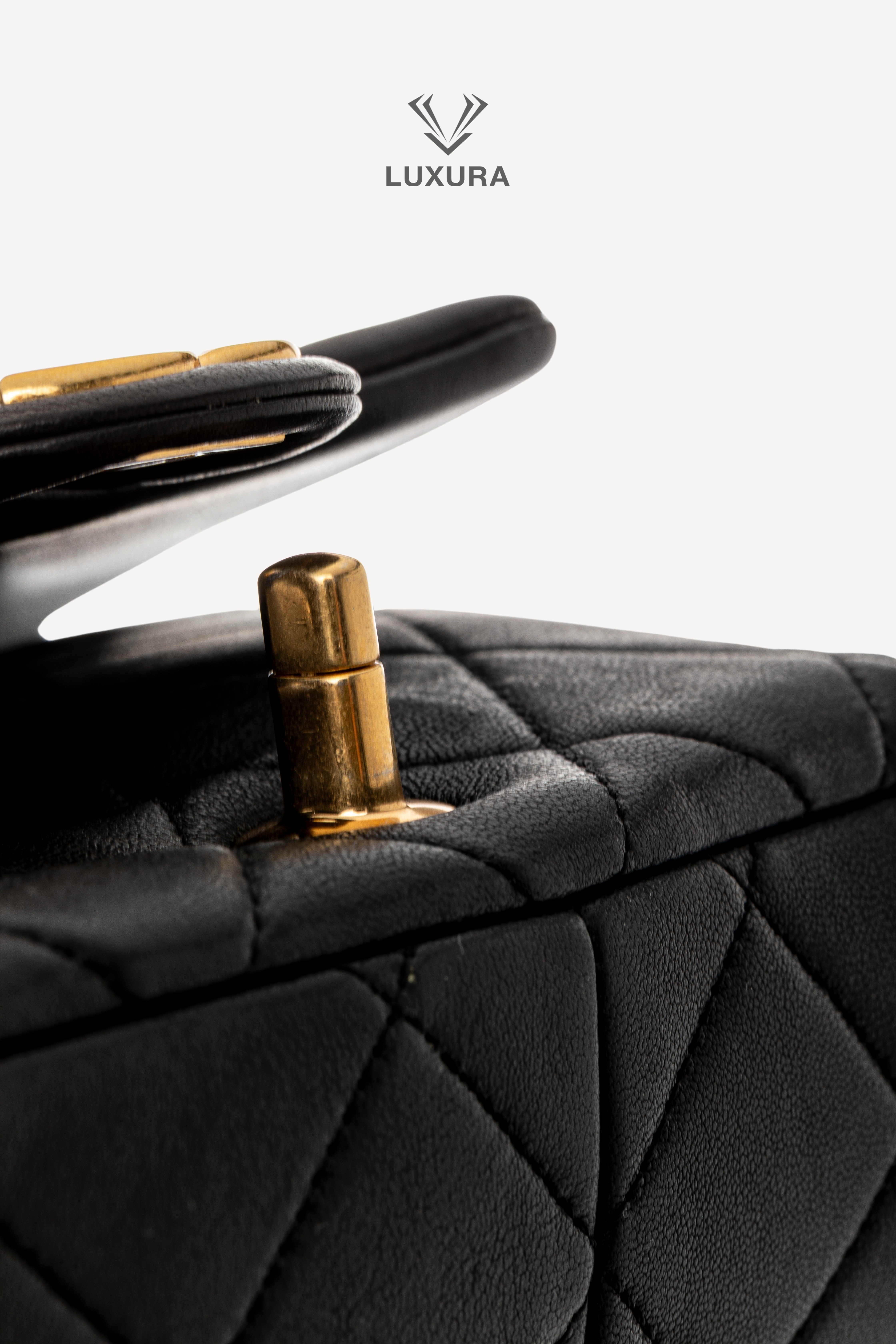 <span style="font-size: 10px;letter-spacing: .15em">HARD TO FIND</span><br>            <strong>CHANEL</strong><br>            <div style="margin-top:10px;font-size:16px">Mini Quilted Lambskin Round Top Handle Flap Bag Black</div><br> - Image 27