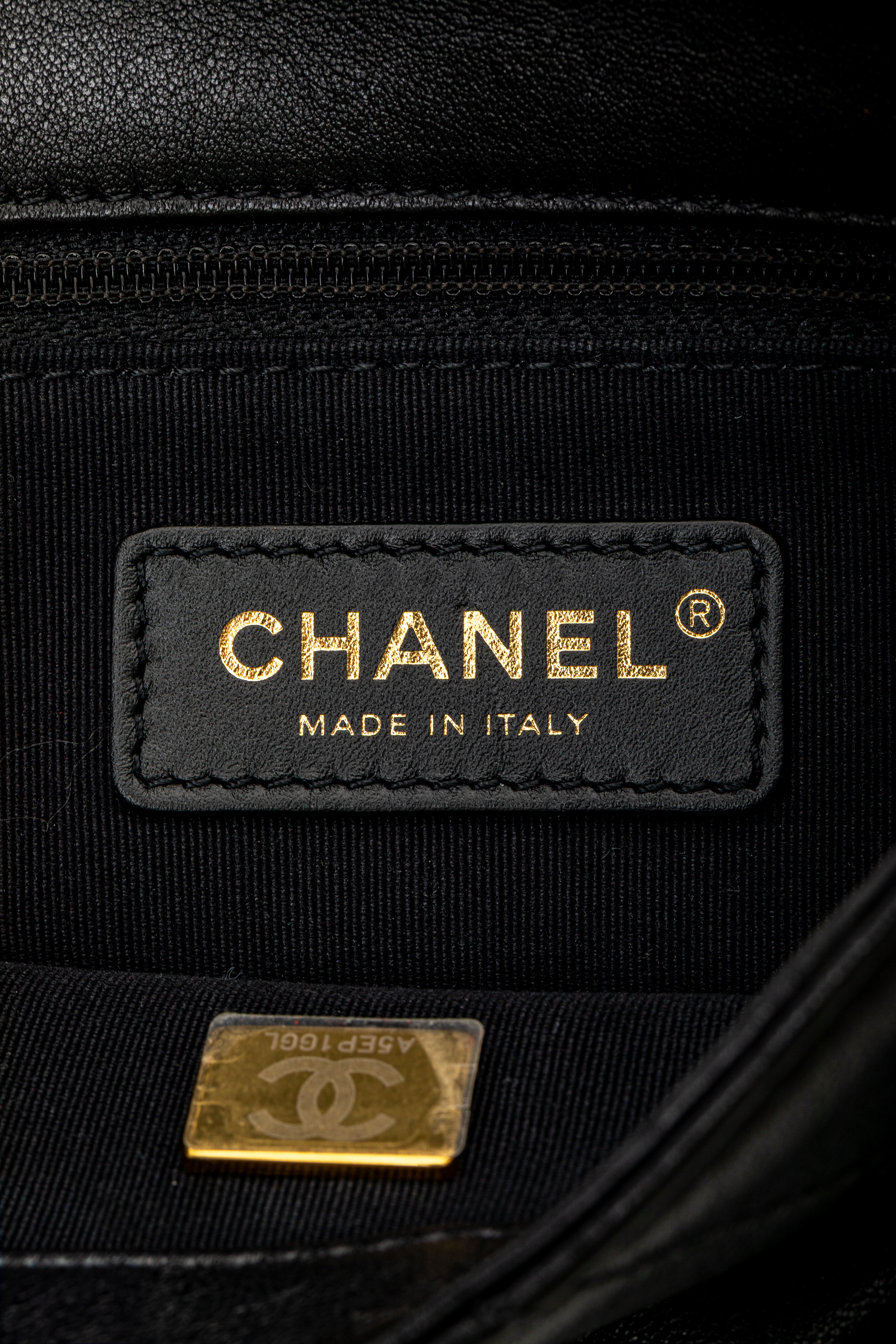 <span style="font-size: 10px;letter-spacing: .15em">HARD TO FIND</span><br>            <strong>CHANEL</strong><br>            <div style="margin-top:10px;font-size:16px">Mini Quilted Lambskin Round Top Handle Flap Bag Black</div><br> - Image 25