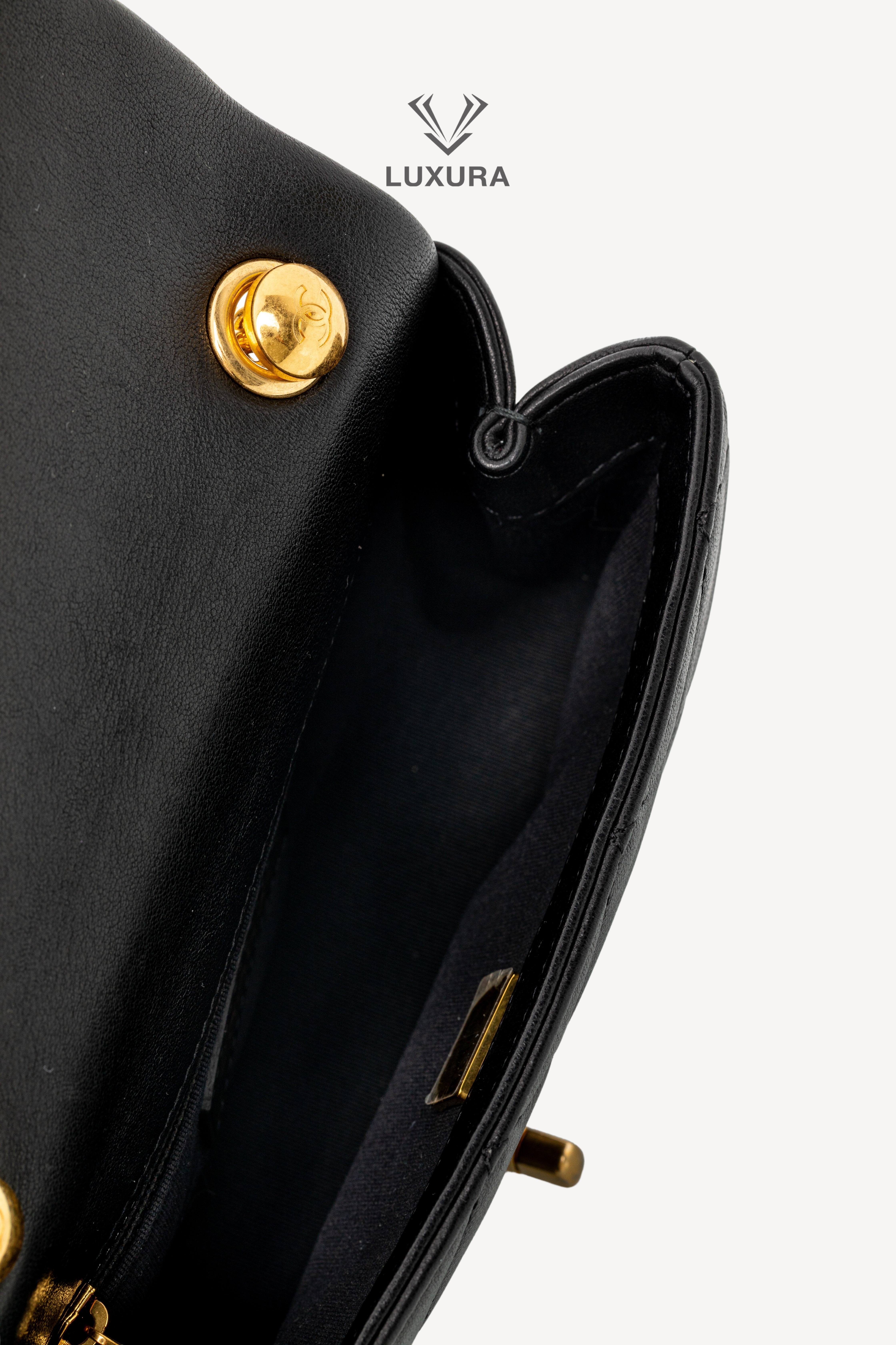 <span style="font-size: 10px;letter-spacing: .15em">HARD TO FIND</span><br>            <strong>CHANEL</strong><br>            <div style="margin-top:10px;font-size:16px">Mini Quilted Lambskin Round Top Handle Flap Bag Black</div><br> - Image 22