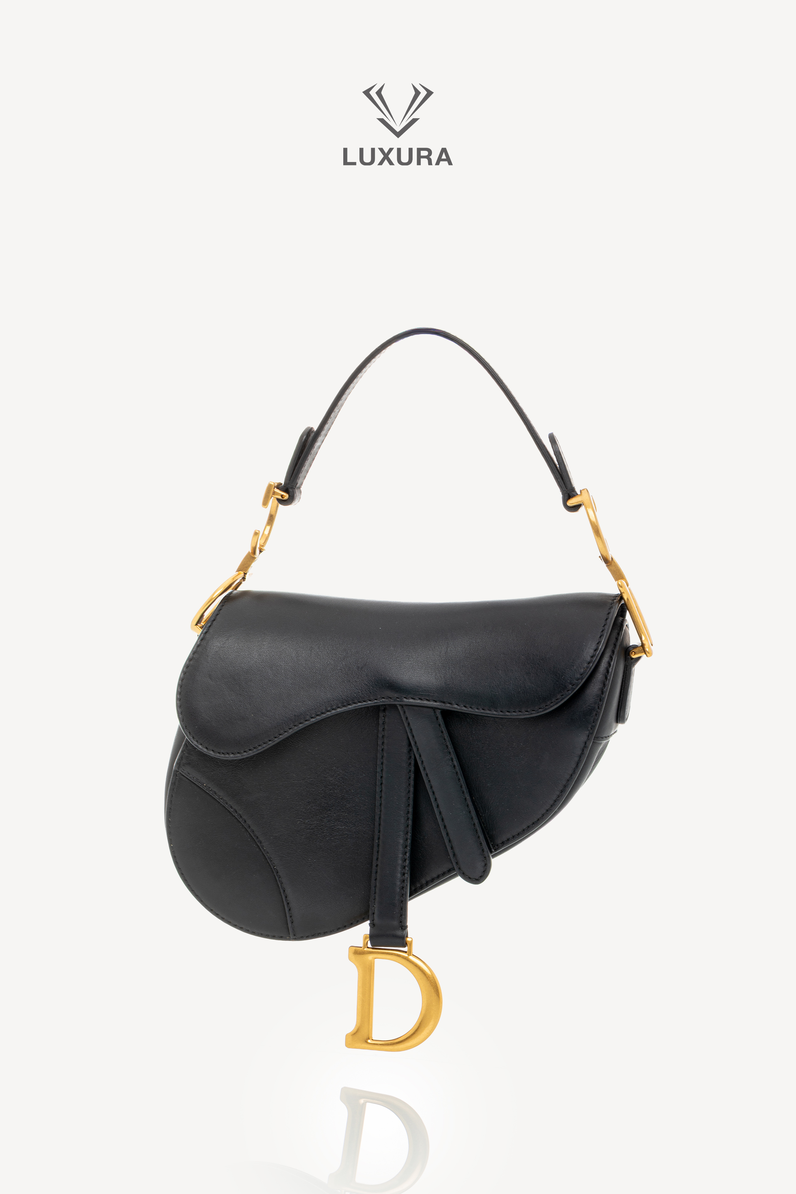 <span style="font-size: 10px;letter-spacing: .15em"></span><br>            <strong>CHRISTIAN DIOR</strong><br>            <div style="margin-top:10px;font-size:16px">Small Saddle Bag With Strap Calfskin Black</div><br>