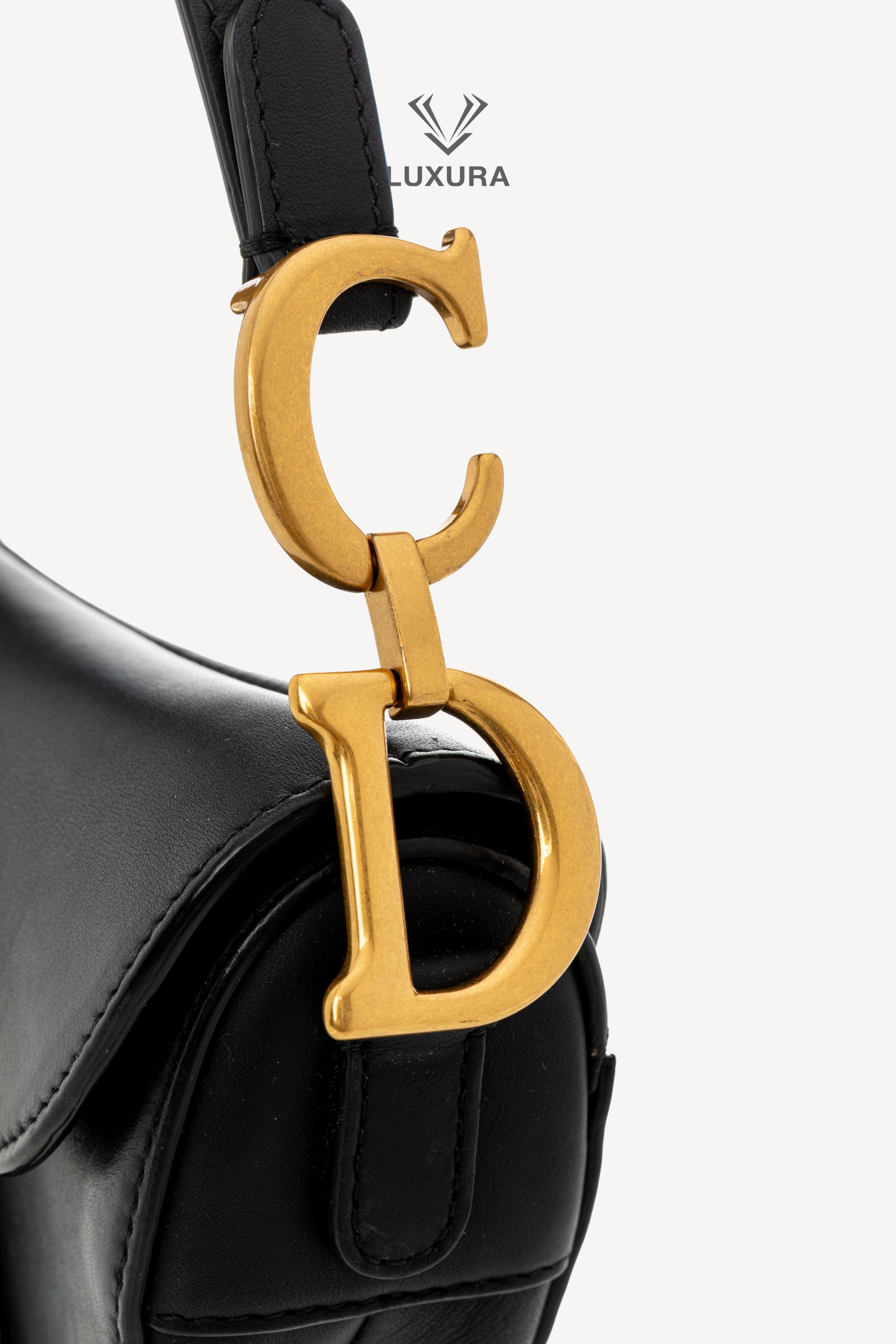 <span style="font-size: 10px;letter-spacing: .15em"></span><br>            <strong>CHRISTIAN DIOR</strong><br>            <div style="margin-top:10px;font-size:16px">Small Saddle Bag With Strap Calfskin Black</div><br> - Image 23