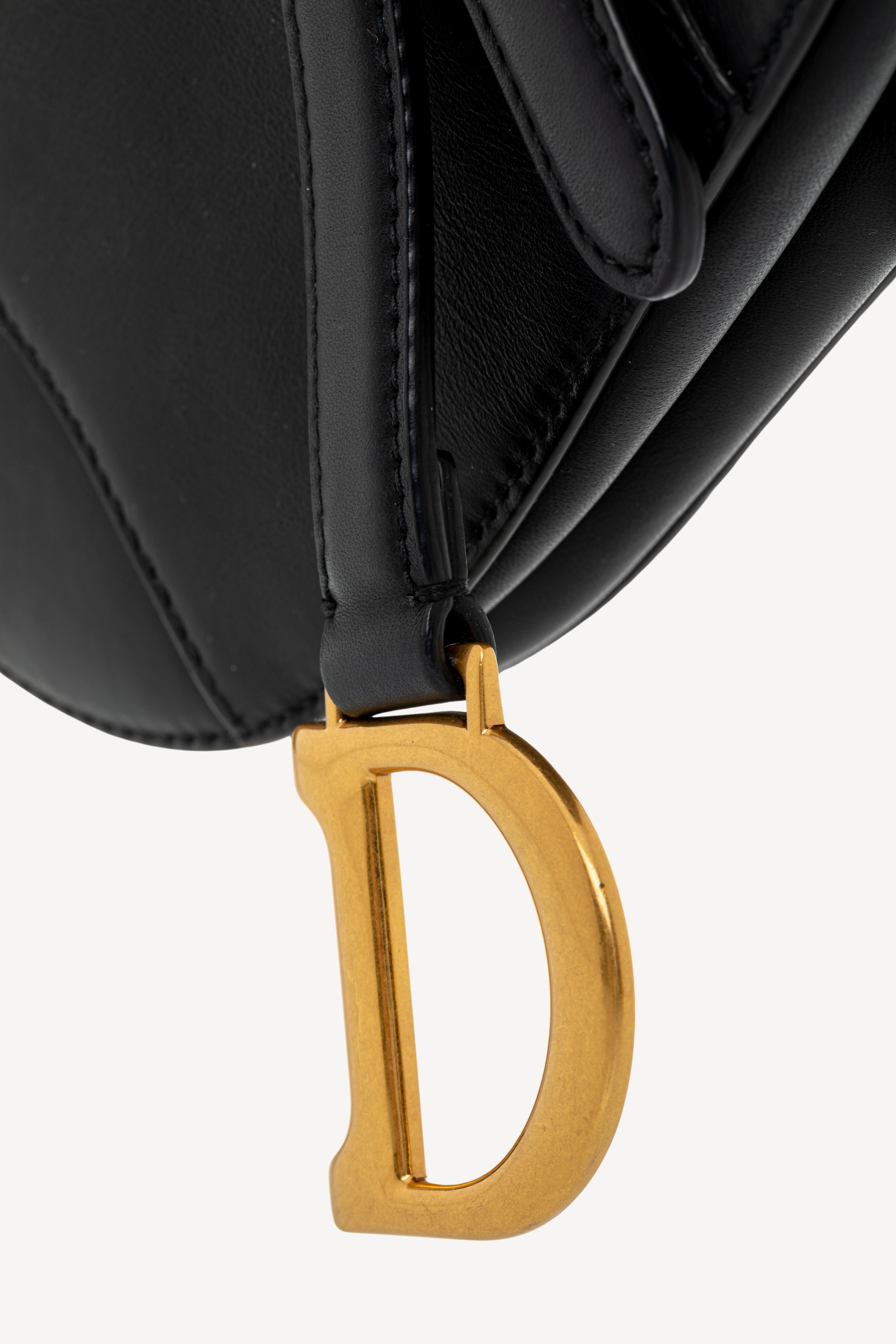 <span style="font-size: 10px;letter-spacing: .15em"></span><br>            <strong>CHRISTIAN DIOR</strong><br>            <div style="margin-top:10px;font-size:16px">Small Saddle Bag With Strap Calfskin Black</div><br> - Image 19