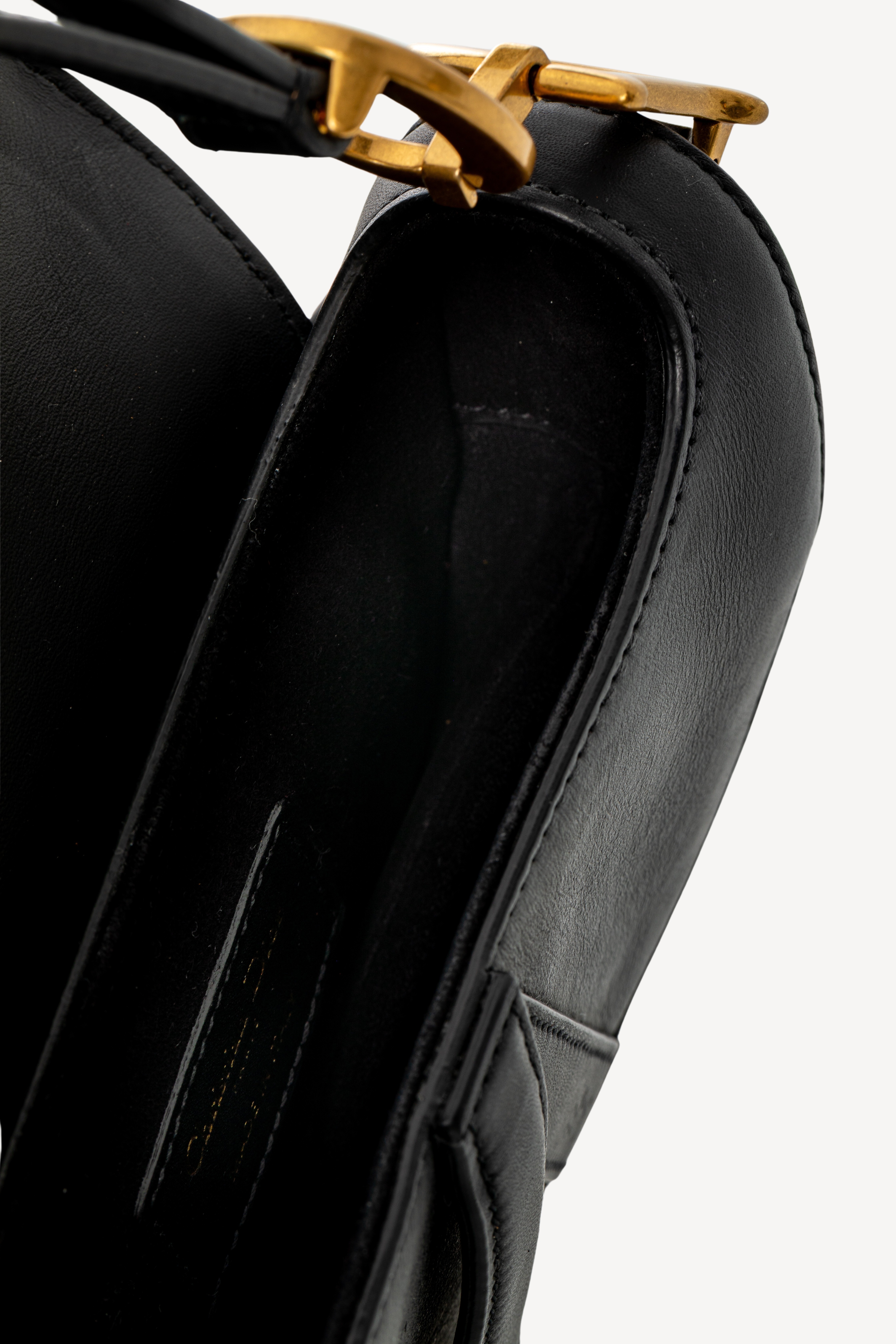 <span style="font-size: 10px;letter-spacing: .15em"></span><br>            <strong>CHRISTIAN DIOR</strong><br>            <div style="margin-top:10px;font-size:16px">Small Saddle Bag With Strap Calfskin Black</div><br> - Image 14