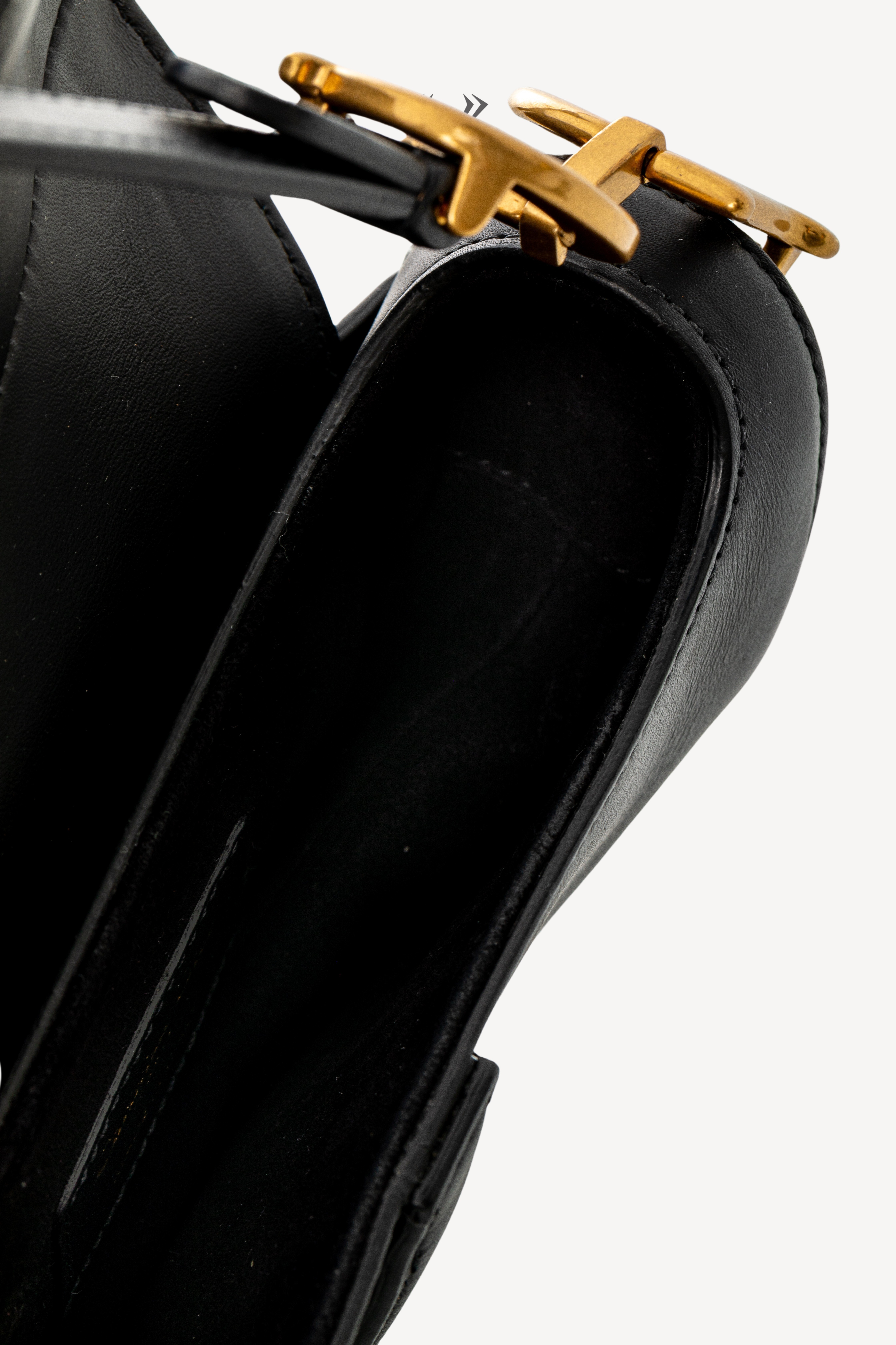 <span style="font-size: 10px;letter-spacing: .15em"></span><br>            <strong>CHRISTIAN DIOR</strong><br>            <div style="margin-top:10px;font-size:16px">Small Saddle Bag With Strap Calfskin Black</div><br> - Image 13