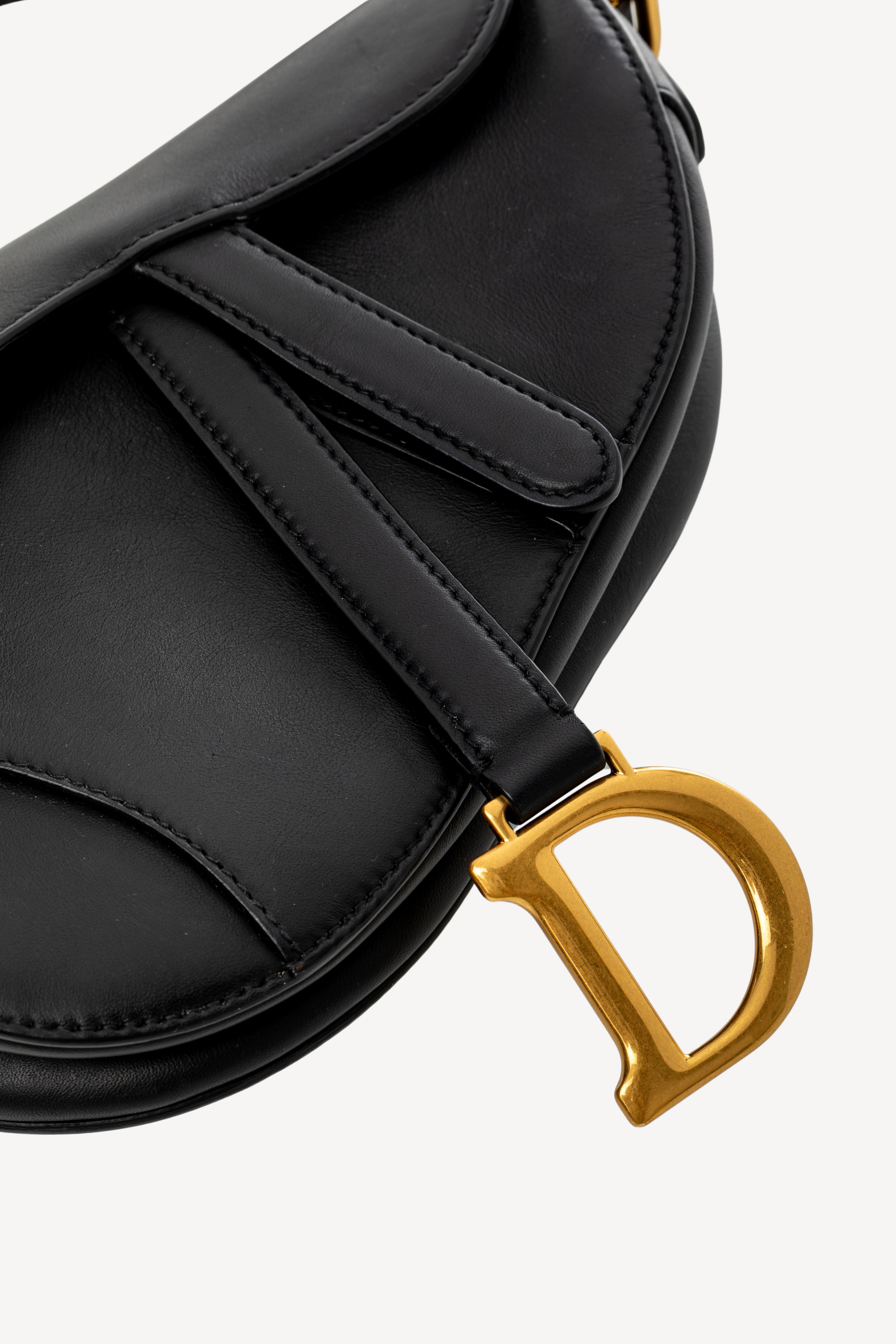 <span style="font-size: 10px;letter-spacing: .15em"></span><br>            <strong>CHRISTIAN DIOR</strong><br>            <div style="margin-top:10px;font-size:16px">Small Saddle Bag With Strap Calfskin Black</div><br> - Image 11