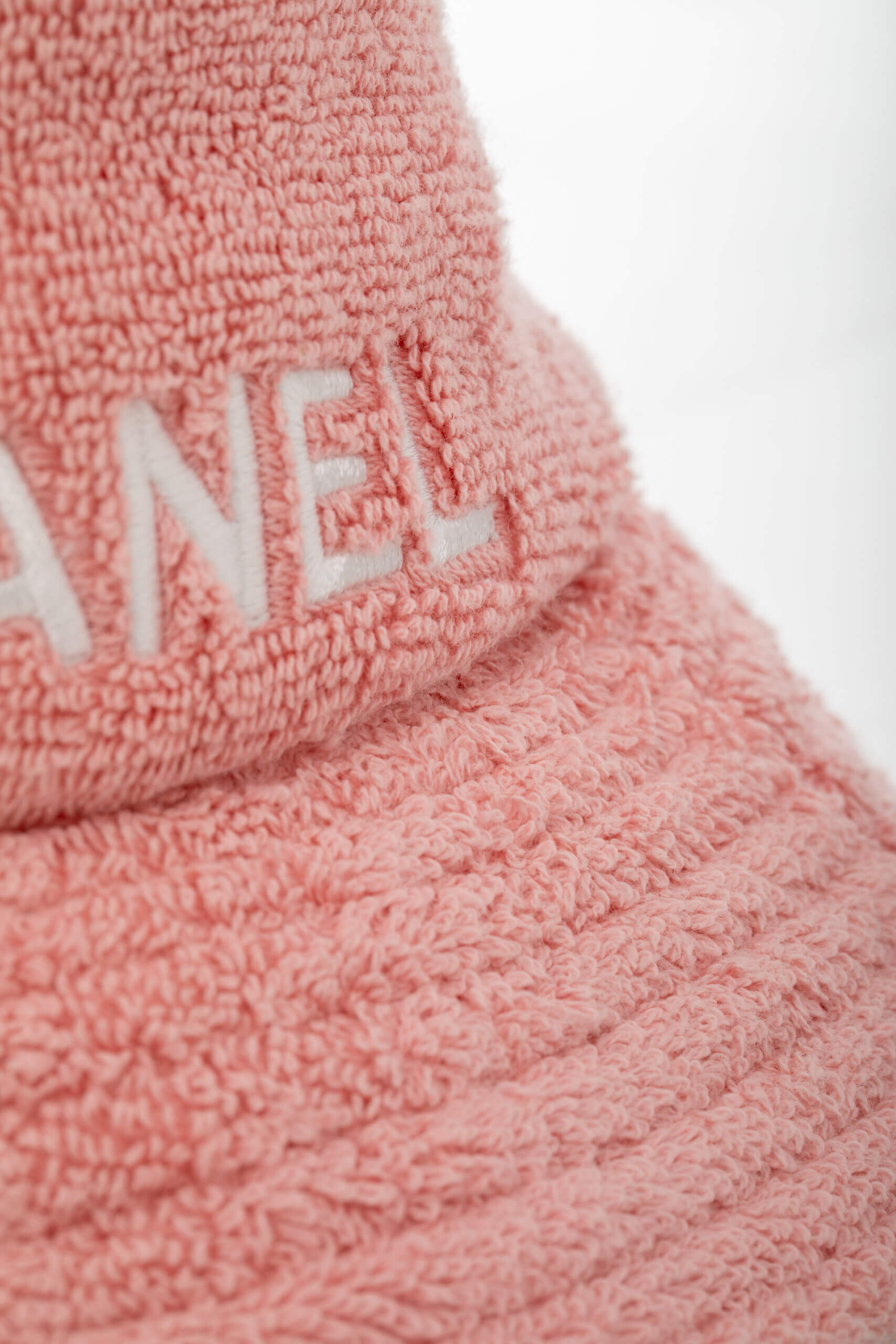 <span style="font-size: 10px;letter-spacing: .15em">HARD TO FIND</span><br> <strong>CHANEL</strong><br> <div style="margin-top:10px;font-size:16px">Terry Bucket Hat Pink M</div><br> - Image 5