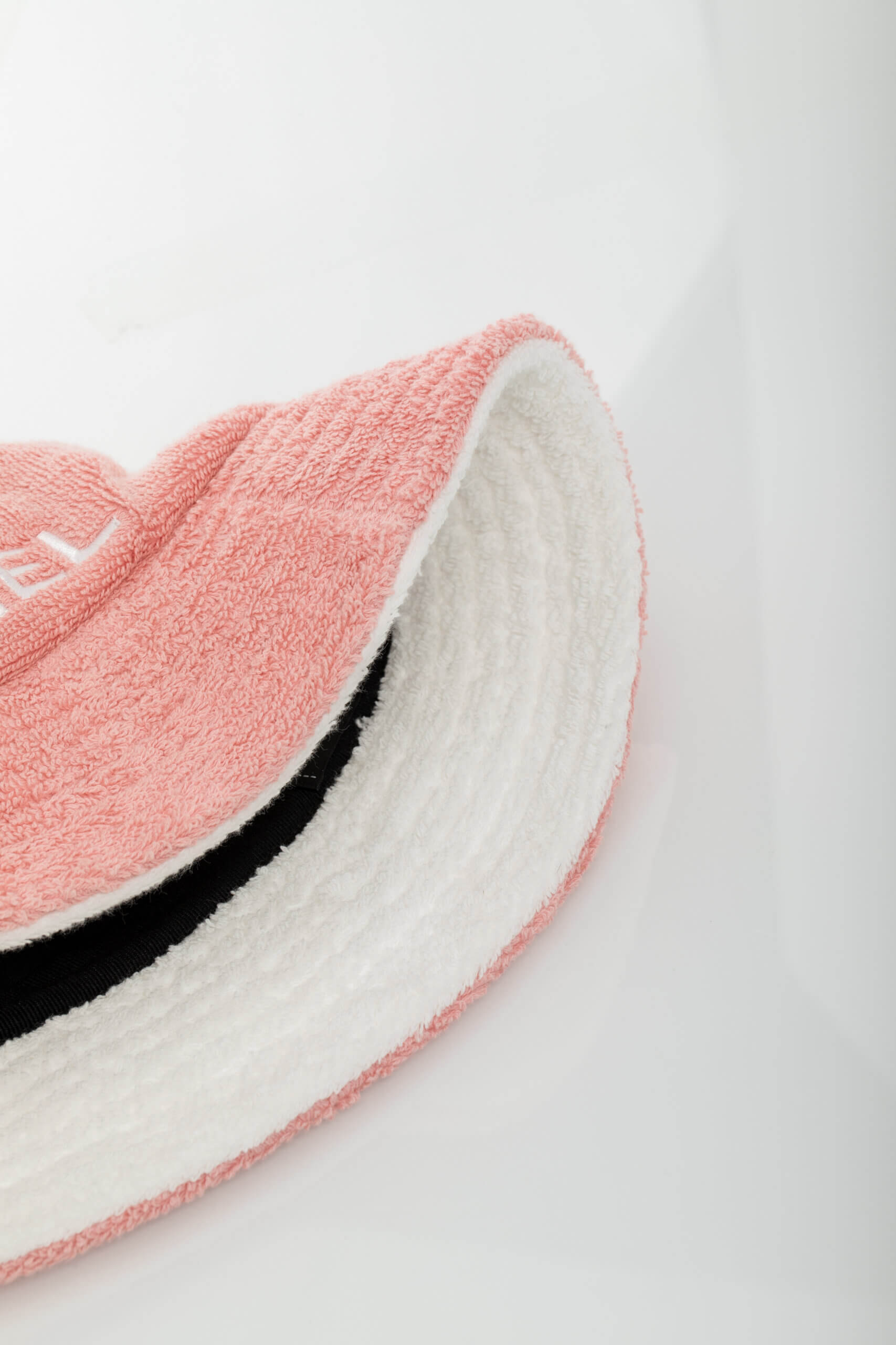 <span style="font-size: 10px;letter-spacing: .15em">HARD TO FIND</span><br> <strong>CHANEL</strong><br> <div style="margin-top:10px;font-size:16px">Terry Bucket Hat Pink M</div><br> - Image 6