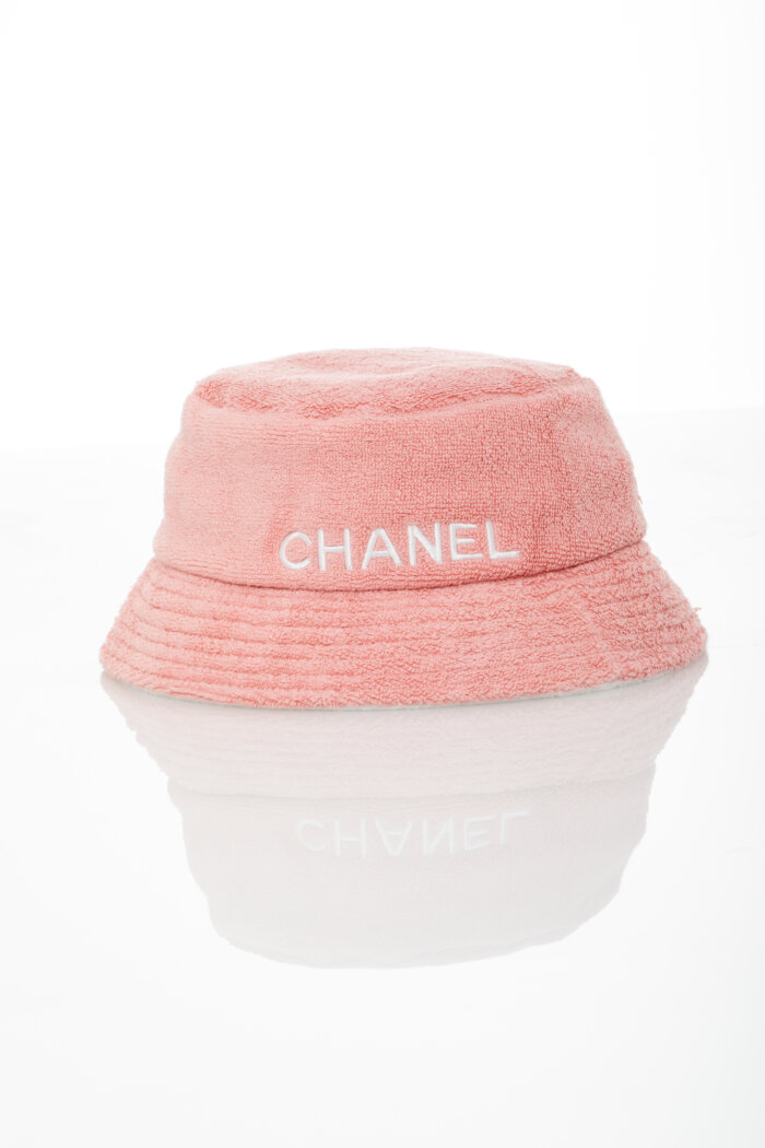<span style="font-size: 10px;letter-spacing: .15em">HARD TO FIND</span><br>            <strong>CHANEL</strong><br>            <div style="margin-top:10px;font-size:16px">Terry Bucket Hat Pink M</div><br>
