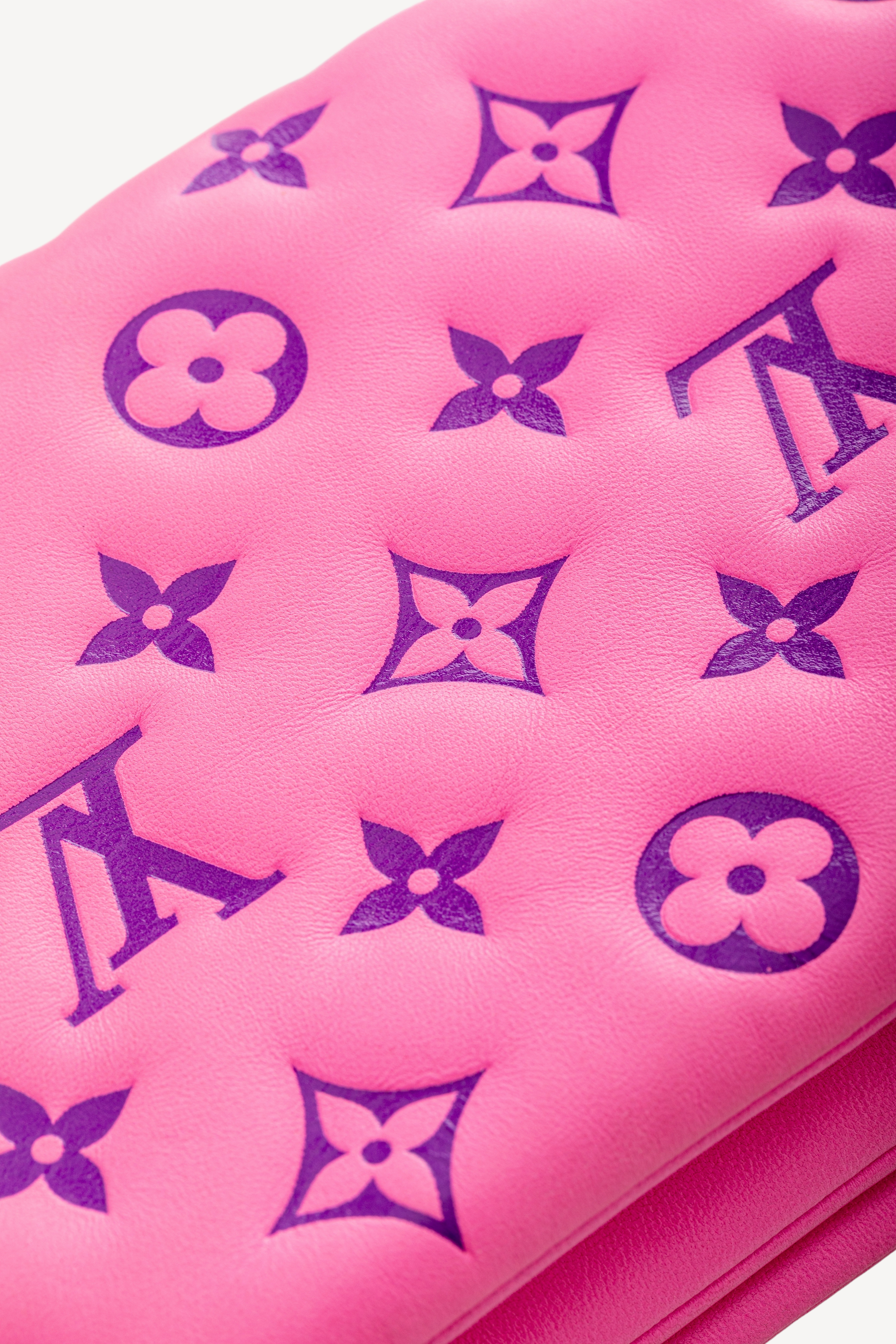 <span style="font-size: 10px;letter-spacing: .15em">HARD TO FIND</span><br>            <strong>LOUIS VUITTON</strong><br>            <div style="margin-top:10px;font-size:16px">Monogram Pochette Coussin Shoulder Bag Pink M80745</div><br> - Image 16