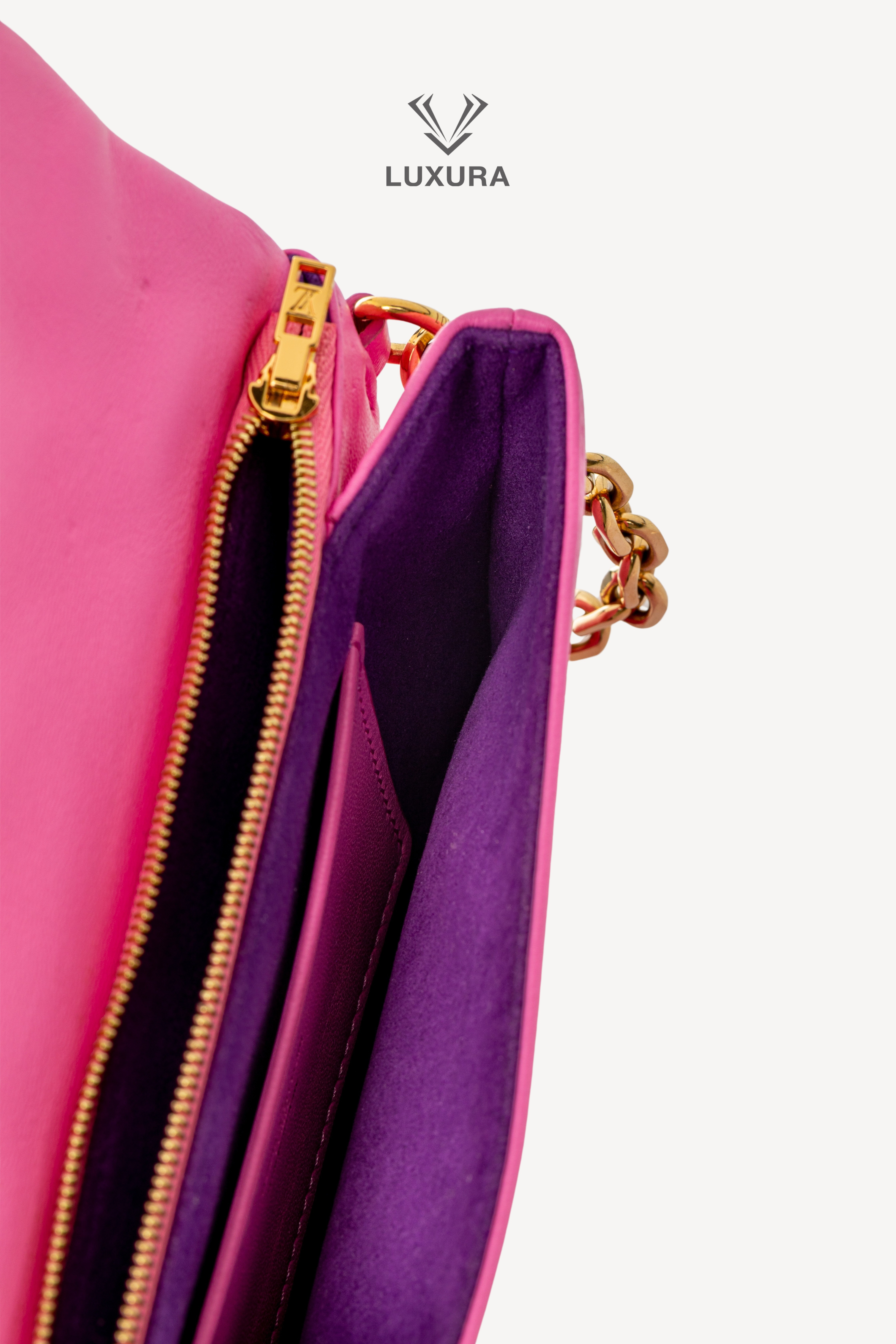 <span style="font-size: 10px;letter-spacing: .15em">HARD TO FIND</span><br>            <strong>LOUIS VUITTON</strong><br>            <div style="margin-top:10px;font-size:16px">Monogram Pochette Coussin Shoulder Bag Pink M80745</div><br> - Image 9