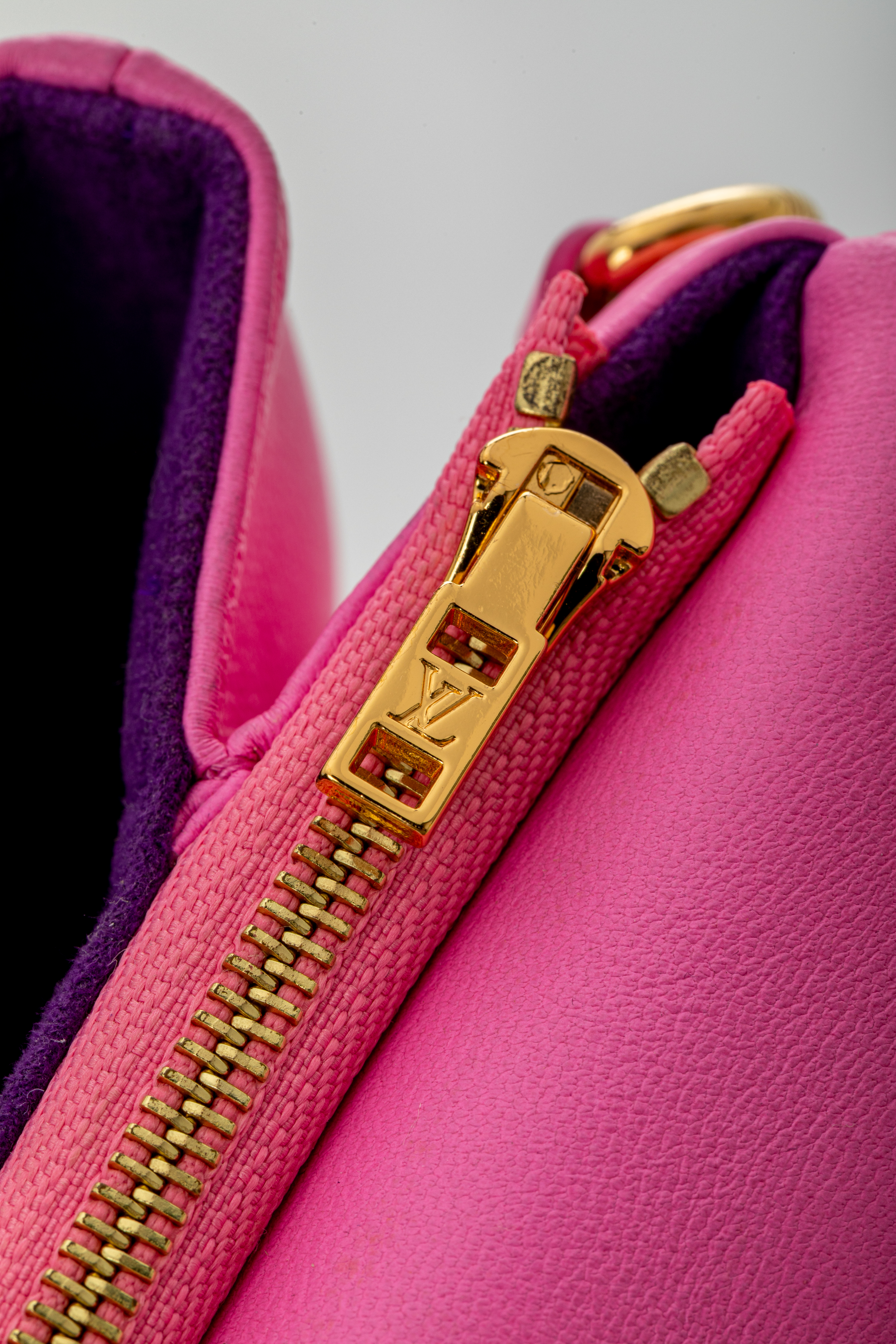 <span style="font-size: 10px;letter-spacing: .15em">HARD TO FIND</span><br>            <strong>LOUIS VUITTON</strong><br>            <div style="margin-top:10px;font-size:16px">Monogram Pochette Coussin Shoulder Bag Pink M80745</div><br> - Image 11