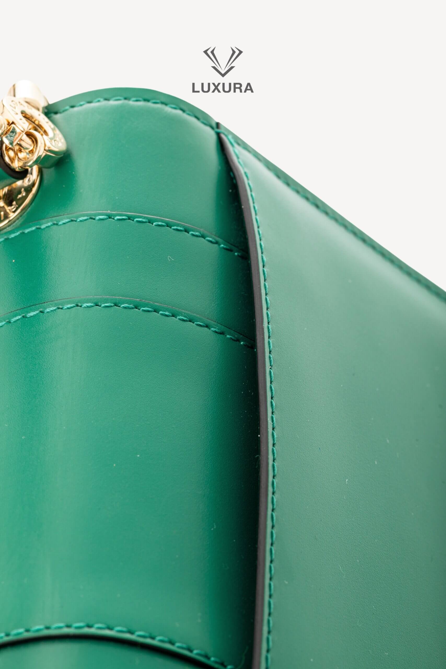 <span style="font-size: 10px;letter-spacing: .15em"></span><br> <strong>BVLGARI</strong><br> <div style="margin-top:10px;font-size:16px">Calfskin Serpenti Forever Top Handle Bag Emerald Green</div><br> - Image 24