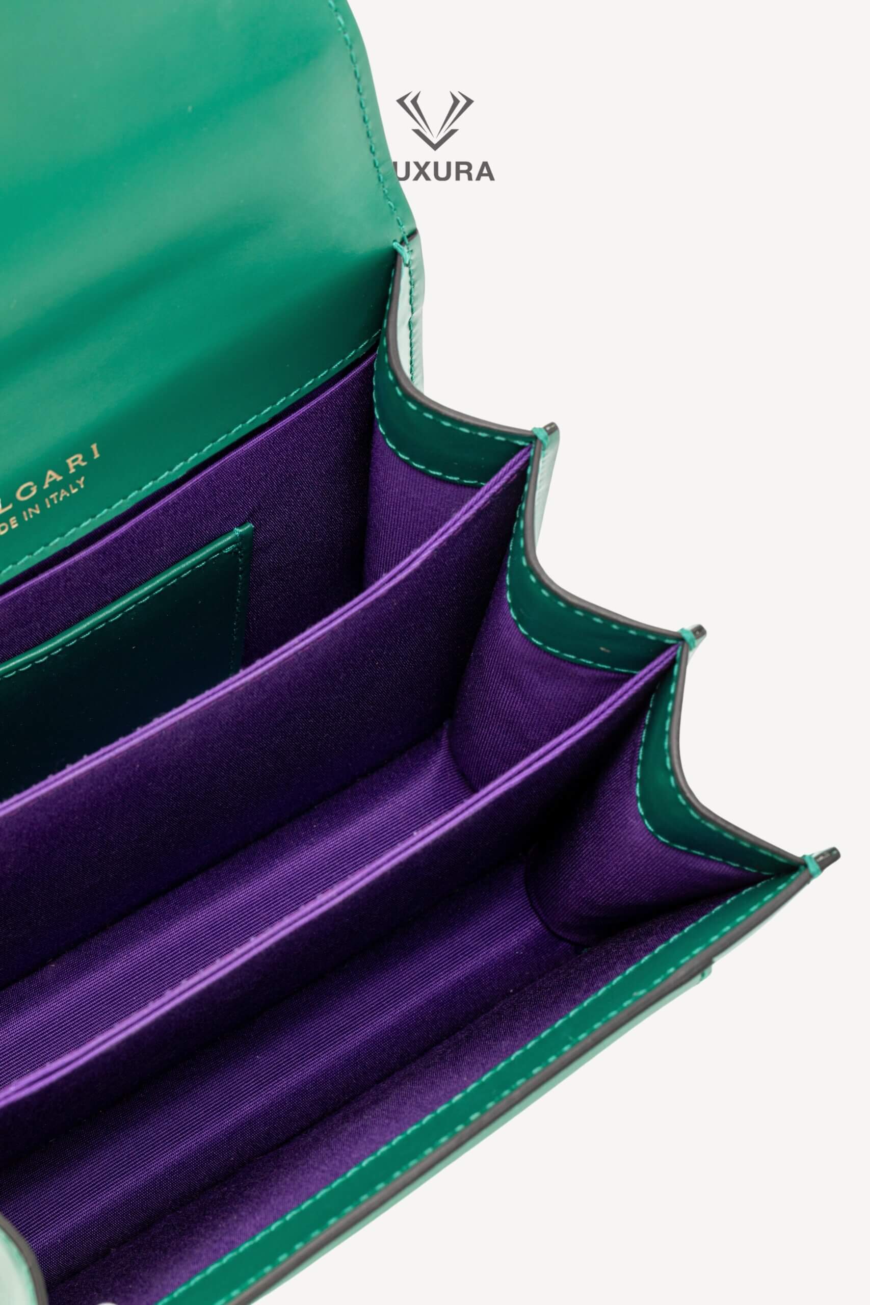 <span style="font-size: 10px;letter-spacing: .15em"></span><br> <strong>BVLGARI</strong><br> <div style="margin-top:10px;font-size:16px">Calfskin Serpenti Forever Top Handle Bag Emerald Green</div><br> - Image 14
