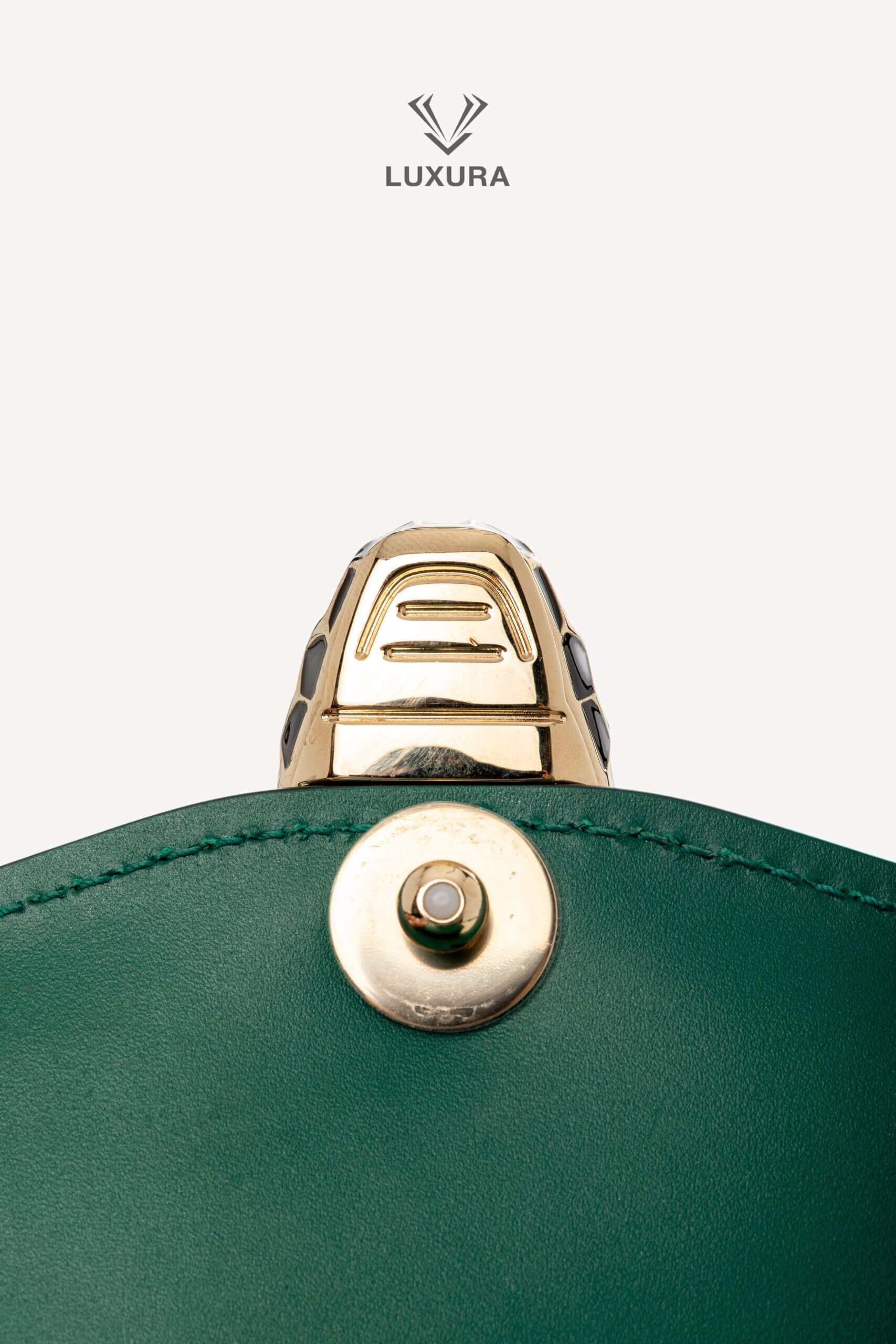 <span style="font-size: 10px;letter-spacing: .15em"></span><br> <strong>BVLGARI</strong><br> <div style="margin-top:10px;font-size:16px">Calfskin Serpenti Forever Top Handle Bag Emerald Green</div><br> - Image 23
