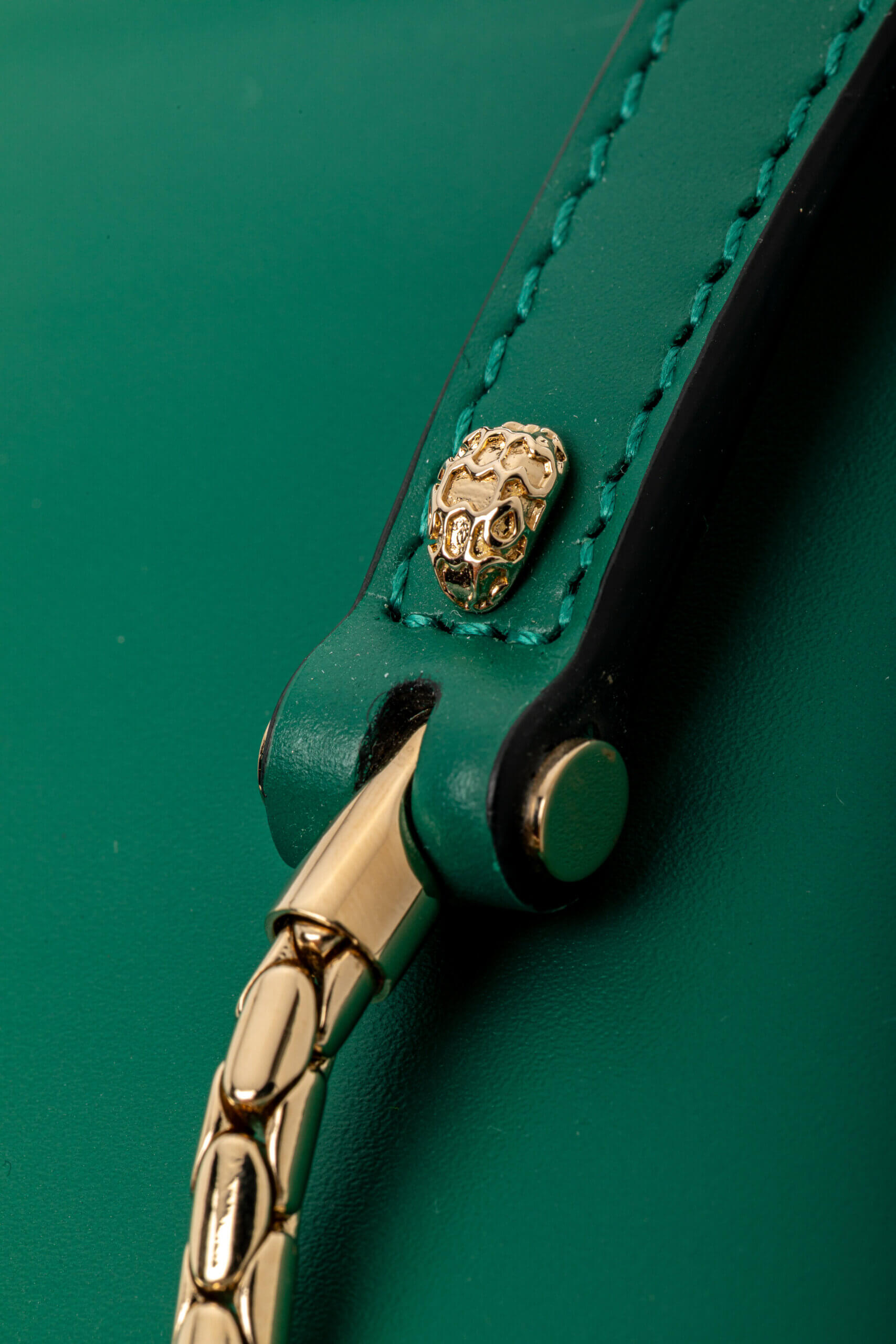 <span style="font-size: 10px;letter-spacing: .15em"></span><br> <strong>BVLGARI</strong><br> <div style="margin-top:10px;font-size:16px">Calfskin Serpenti Forever Top Handle Bag Emerald Green</div><br> - Image 13