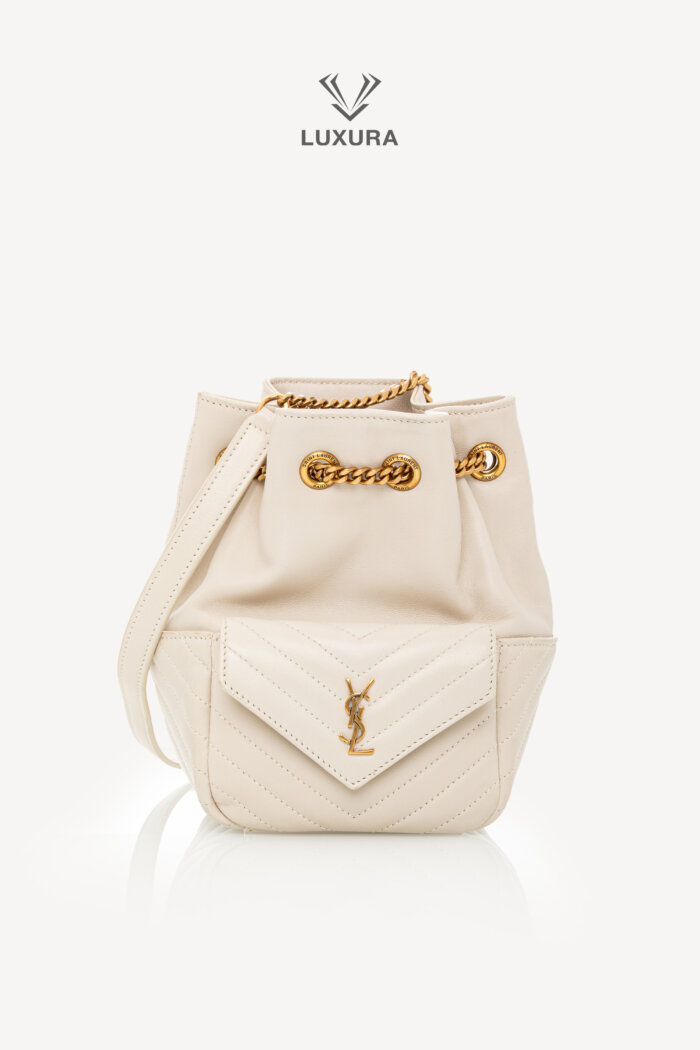 <span style="font-size: 10px;letter-spacing: .15em">HARD TO FIND</span><br>            <strong>SAINT LAURENT</strong><br>            <div style="margin-top:10px;font-size:16px">Lambskin Matelasse Monogram Joe Nano Bucket Bag Crema Soft</div><br>