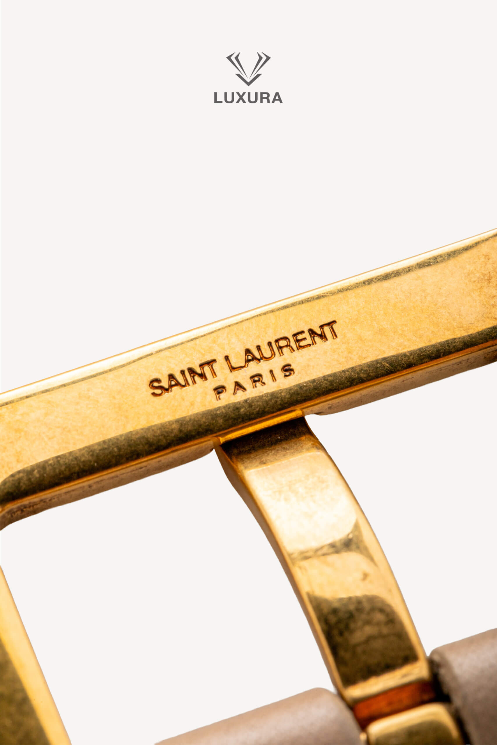 <span style="font-size: 10px;letter-spacing: .15em">BEST DEAL</span><br>            <strong>SAINT LAURENT</strong><br>            <div style="margin-top:10px;font-size:16px">Cassandre Belt in Shiny Leather Beige 75</div><br> - Image 8