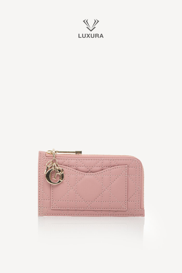 <span style="font-size: 10px;letter-spacing: .15em">BEST DEAL</span><br>            <strong>CHRISTIAN DIOR</strong><br>            <div style="margin-top:10px;font-size:16px">Lady Dior Cosmos Zipped Card Holder Antique Pink Cannage Lambskin</div><br>