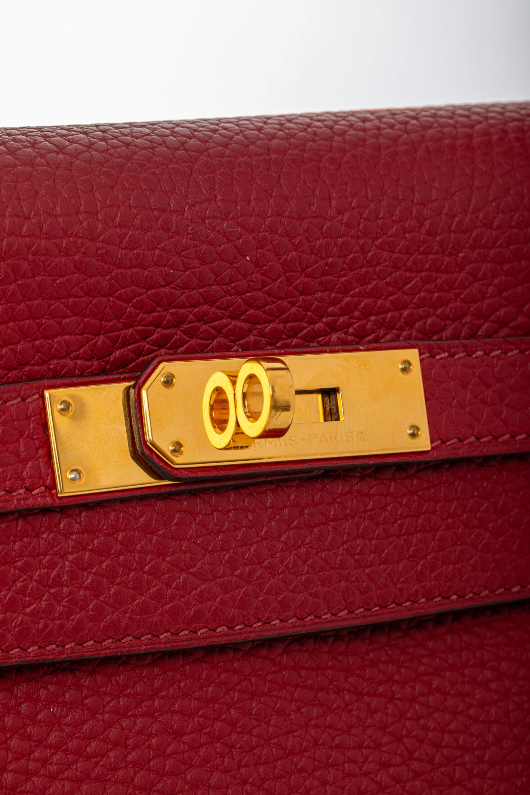 <span style="font-size: 10px;letter-spacing: .15em">HARD TO FIND</span><br>            <strong>HERMES</strong><br>            <div style="margin-top:10px;font-size:16px">Kelly 32 Retourne Togo Rouge Grenat Gold Hardware</div><br> - Image 26