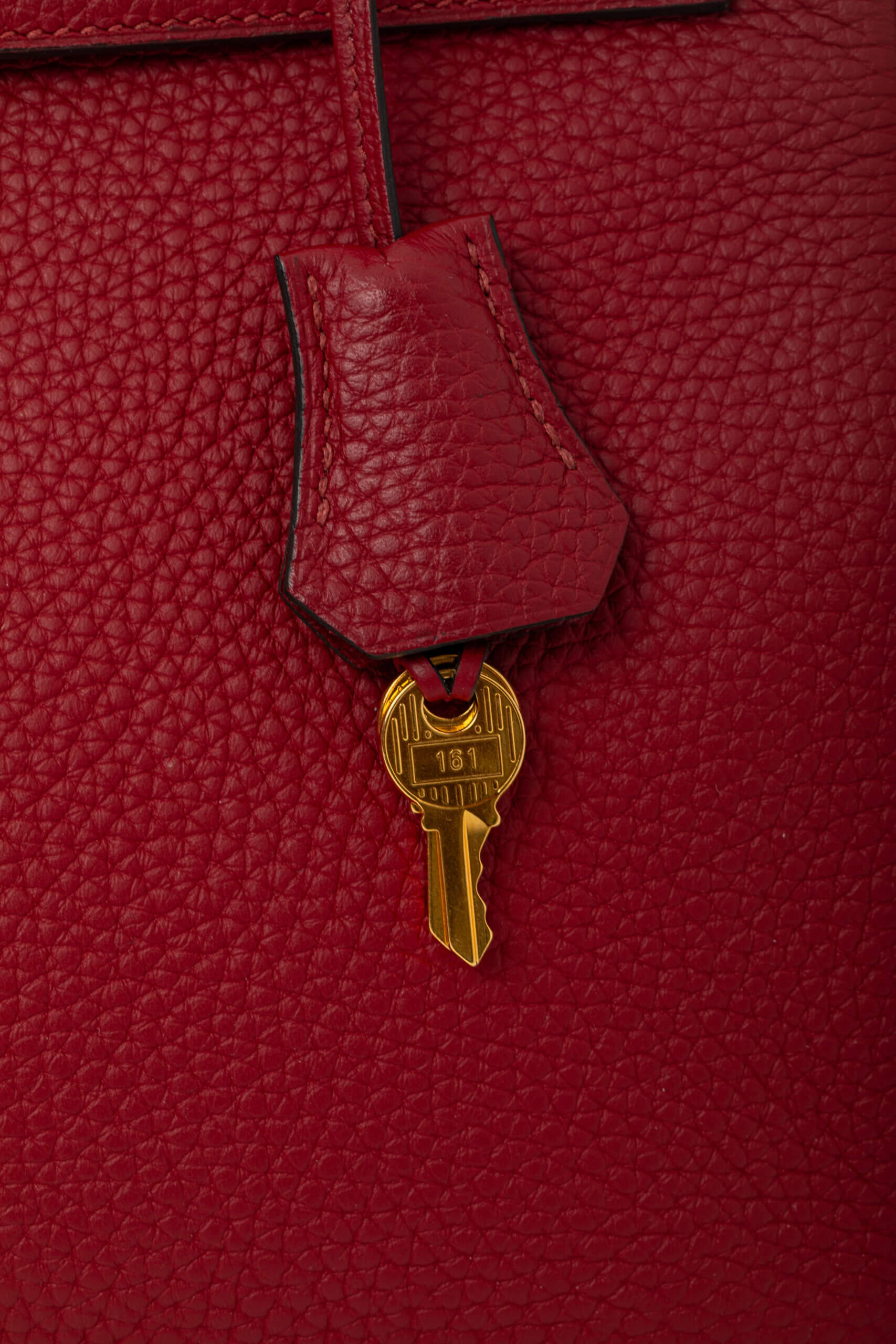 <span style="font-size: 10px;letter-spacing: .15em">HARD TO FIND</span><br>            <strong>HERMES</strong><br>            <div style="margin-top:10px;font-size:16px">Kelly 32 Retourne Togo Rouge Grenat Gold Hardware</div><br> - Image 27