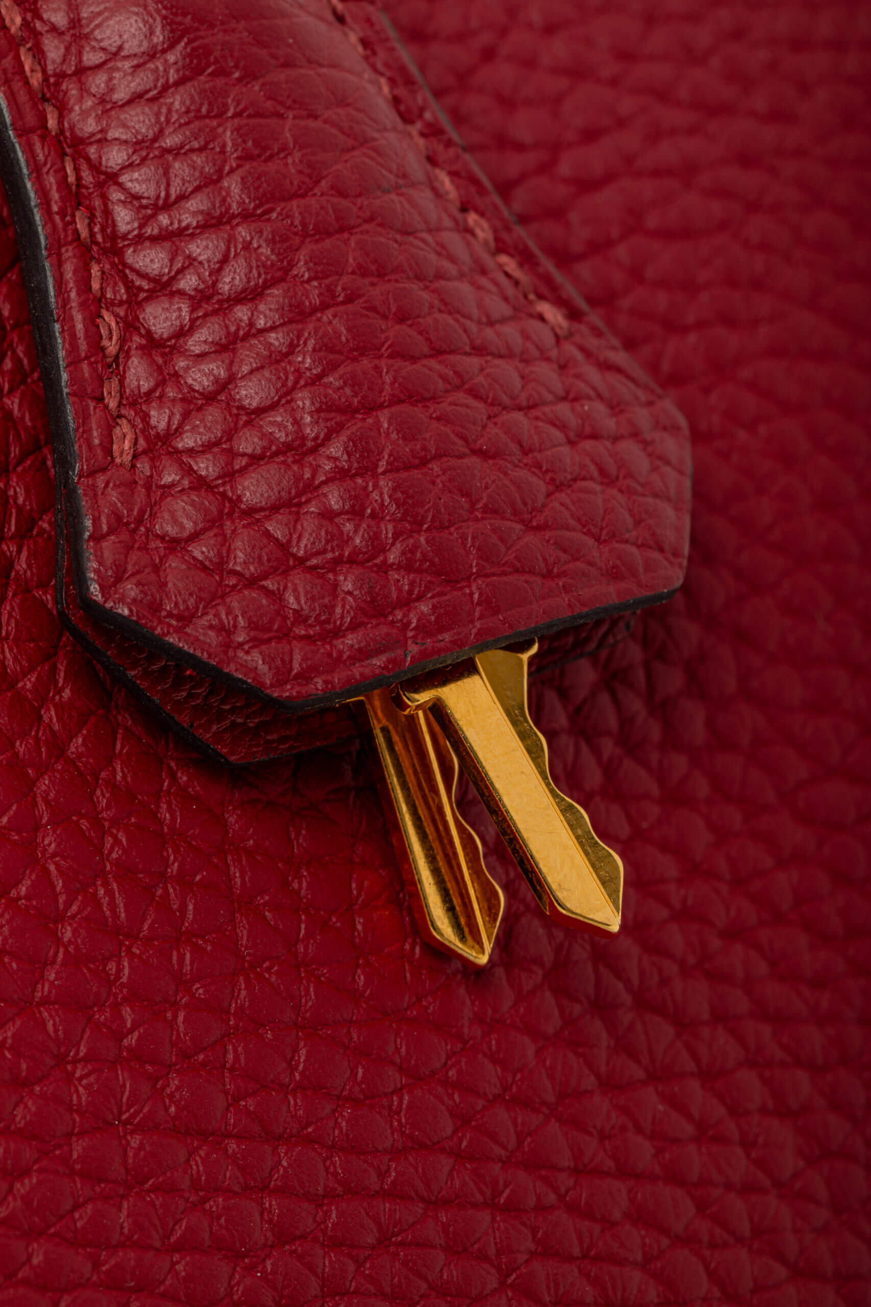 <span style="font-size: 10px;letter-spacing: .15em">HARD TO FIND</span><br>            <strong>HERMES</strong><br>            <div style="margin-top:10px;font-size:16px">Kelly 32 Retourne Togo Rouge Grenat Gold Hardware</div><br> - Image 19