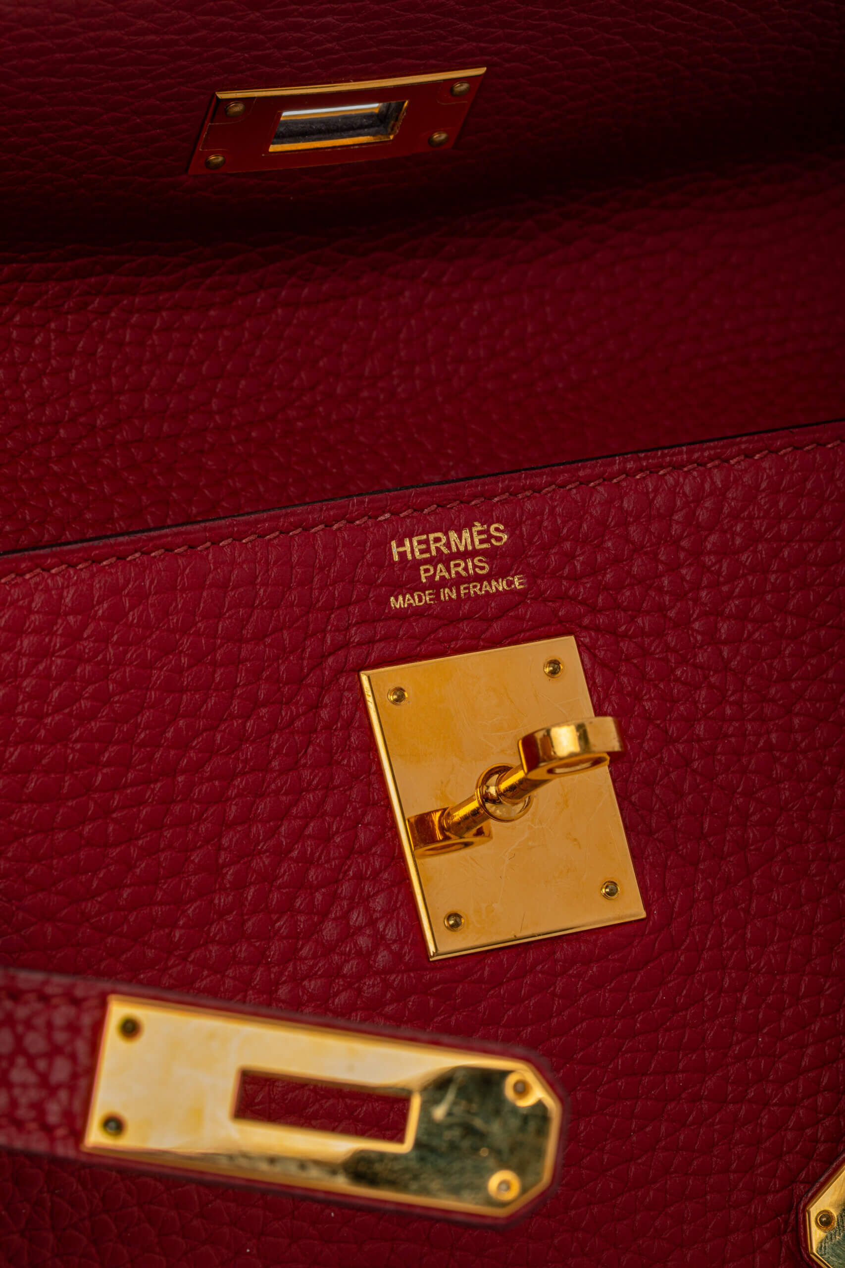 <span style="font-size: 10px;letter-spacing: .15em">HARD TO FIND</span><br>            <strong>HERMES</strong><br>            <div style="margin-top:10px;font-size:16px">Kelly 32 Retourne Togo Rouge Grenat Gold Hardware</div><br> - Image 29