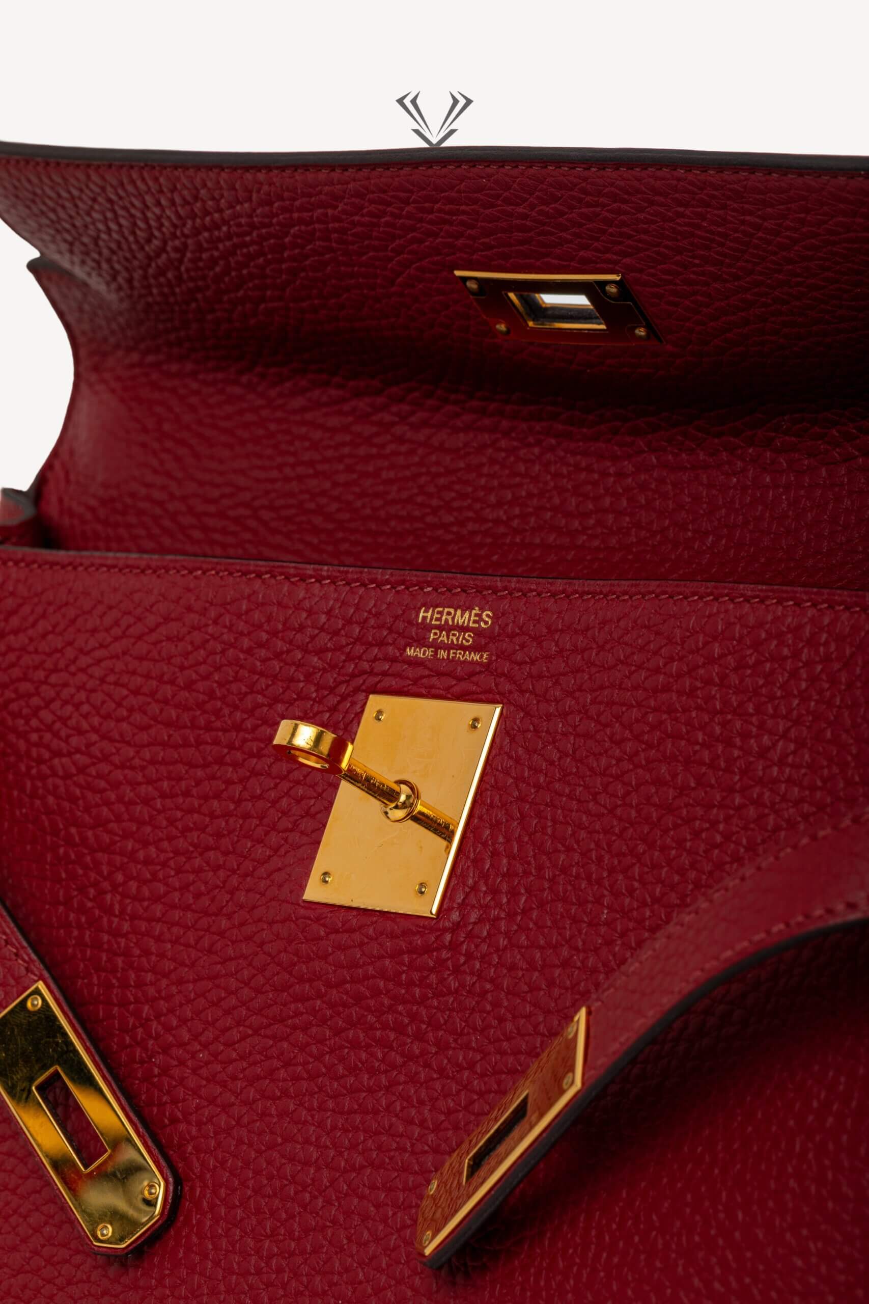 <span style="font-size: 10px;letter-spacing: .15em">HARD TO FIND</span><br>            <strong>HERMES</strong><br>            <div style="margin-top:10px;font-size:16px">Kelly 32 Retourne Togo Rouge Grenat Gold Hardware</div><br> - Image 28