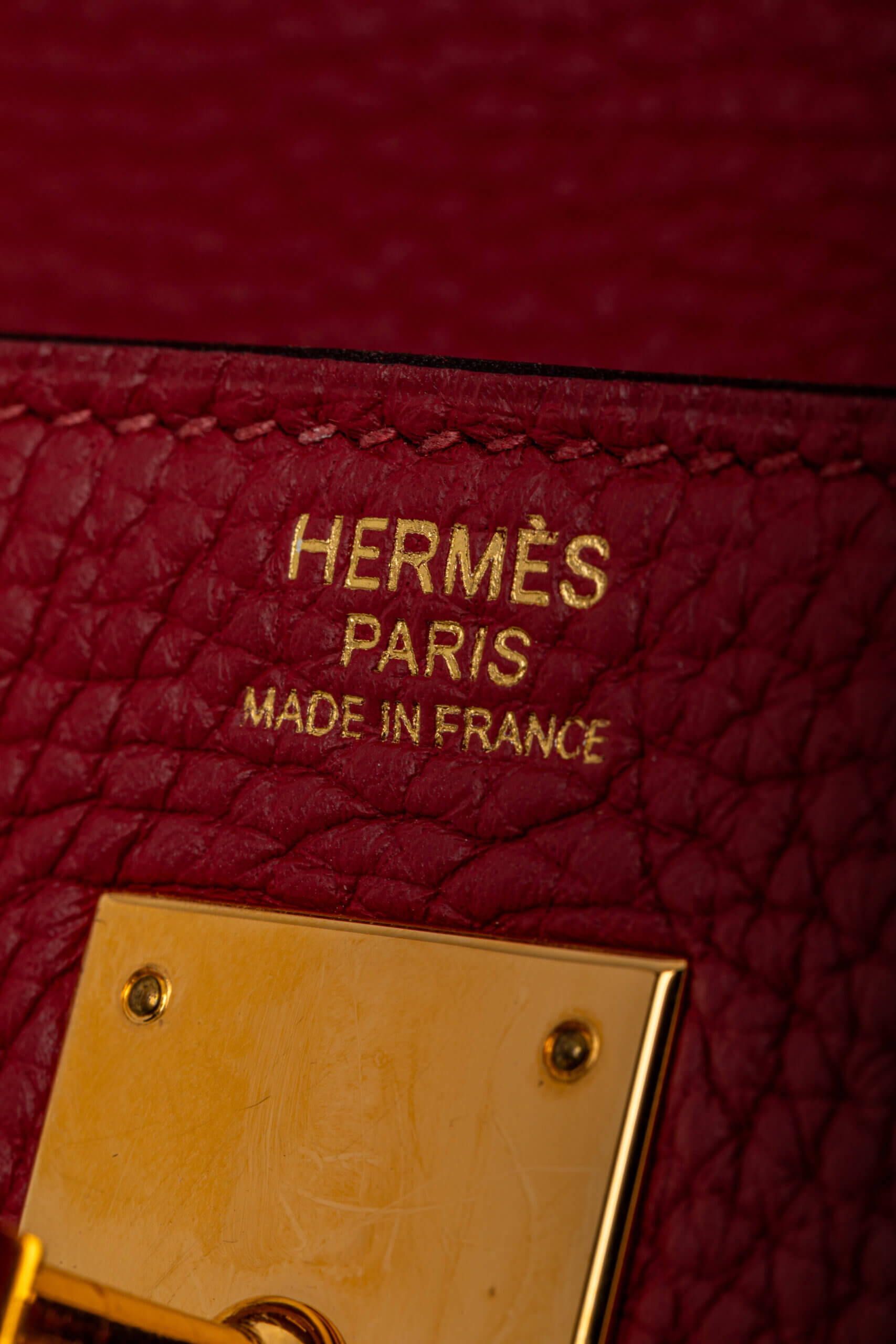 <span style="font-size: 10px;letter-spacing: .15em">HARD TO FIND</span><br>            <strong>HERMES</strong><br>            <div style="margin-top:10px;font-size:16px">Kelly 32 Retourne Togo Rouge Grenat Gold Hardware</div><br> - Image 22