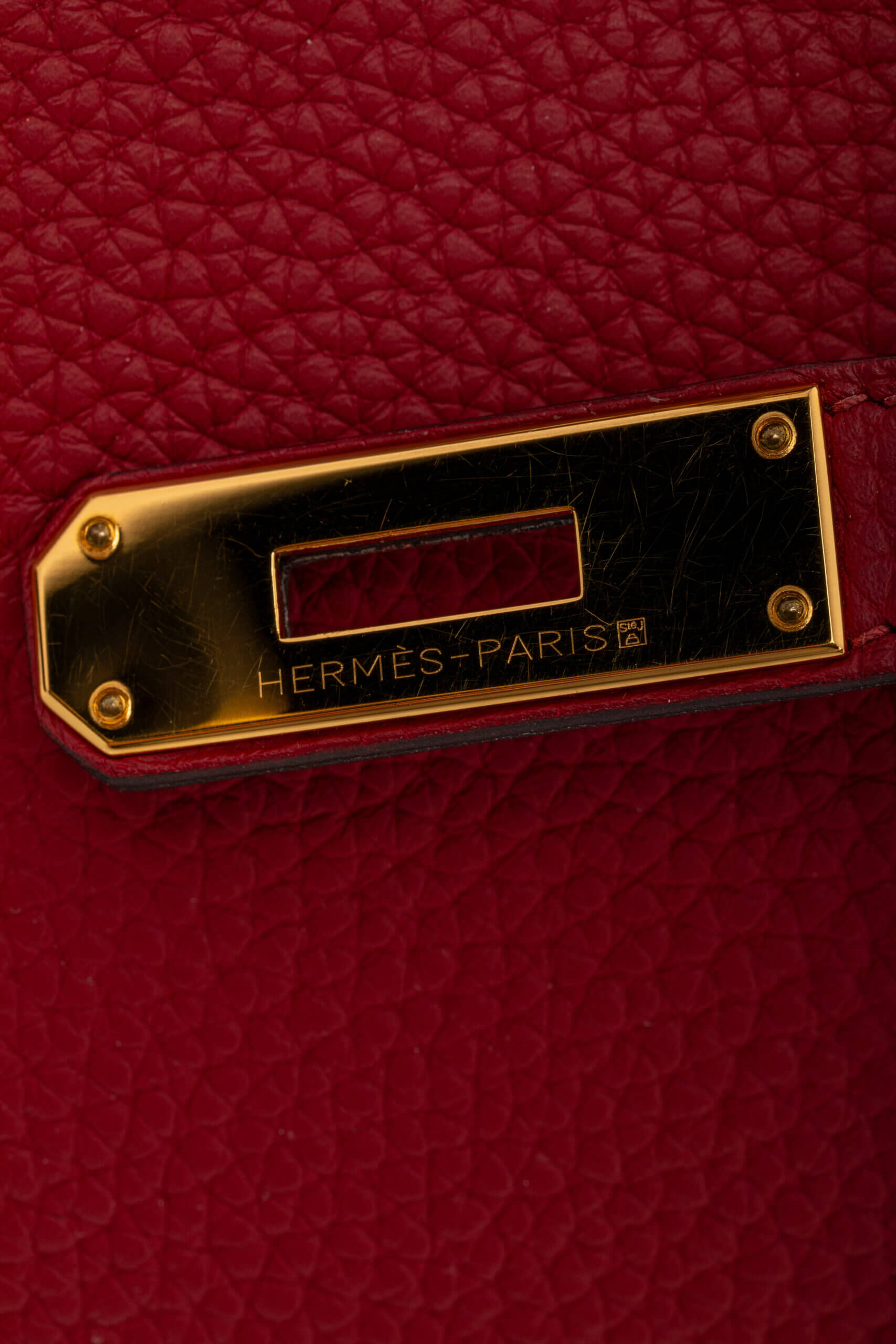 <span style="font-size: 10px;letter-spacing: .15em">HARD TO FIND</span><br>            <strong>HERMES</strong><br>            <div style="margin-top:10px;font-size:16px">Kelly 32 Retourne Togo Rouge Grenat Gold Hardware</div><br> - Image 24