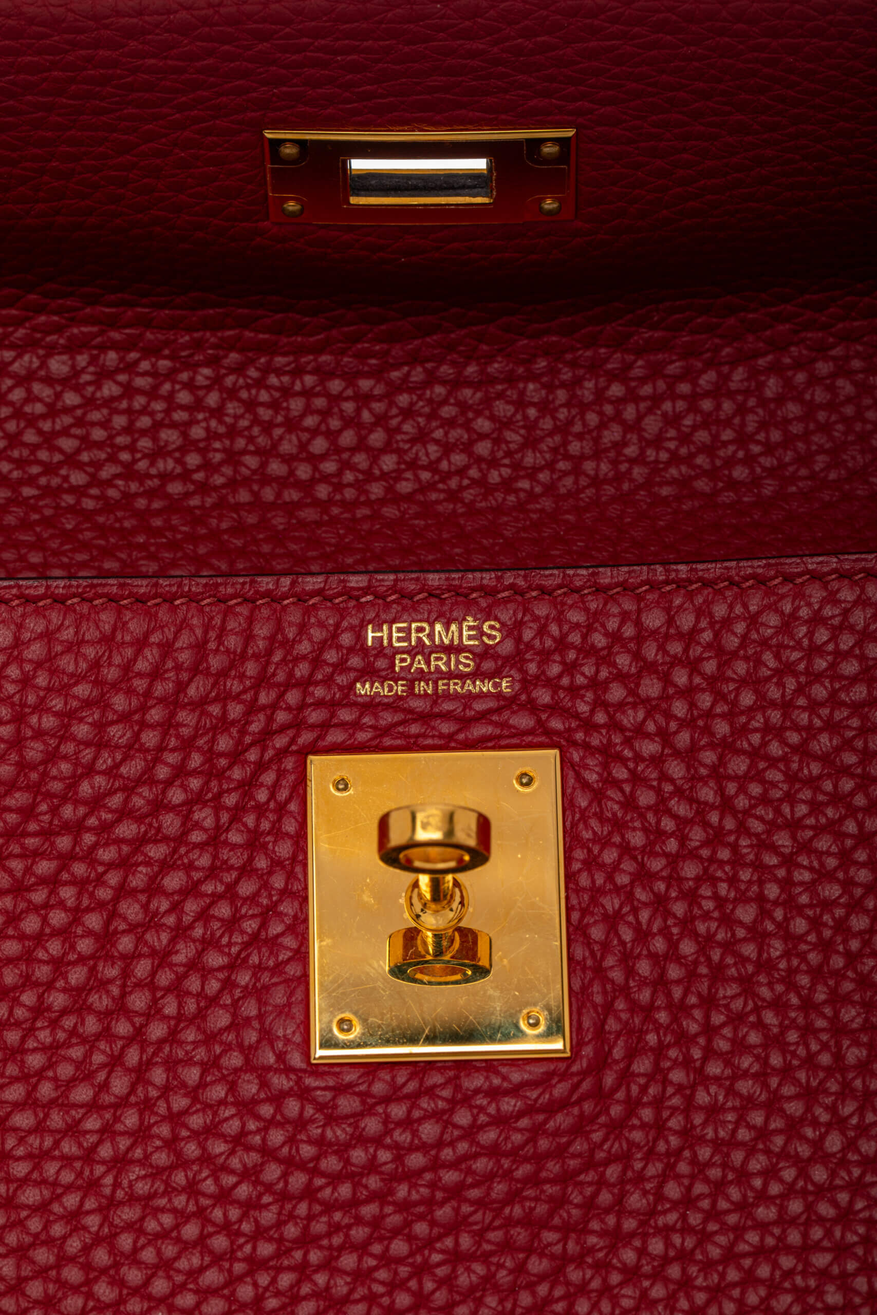 <span style="font-size: 10px;letter-spacing: .15em">HARD TO FIND</span><br>            <strong>HERMES</strong><br>            <div style="margin-top:10px;font-size:16px">Kelly 32 Retourne Togo Rouge Grenat Gold Hardware</div><br> - Image 12