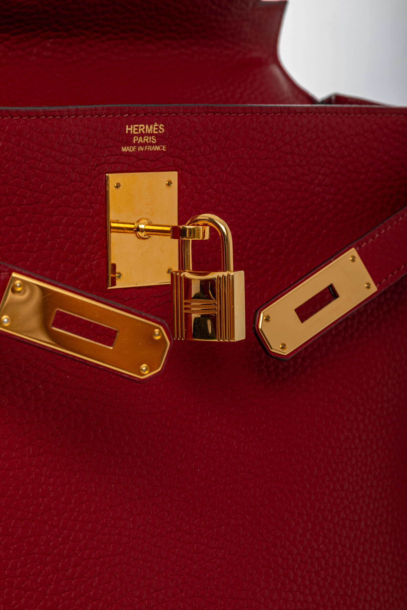 <span style="font-size: 10px;letter-spacing: .15em">HARD TO FIND</span><br>            <strong>HERMES</strong><br>            <div style="margin-top:10px;font-size:16px">Kelly 32 Retourne Togo Rouge Grenat Gold Hardware</div><br> - Image 13