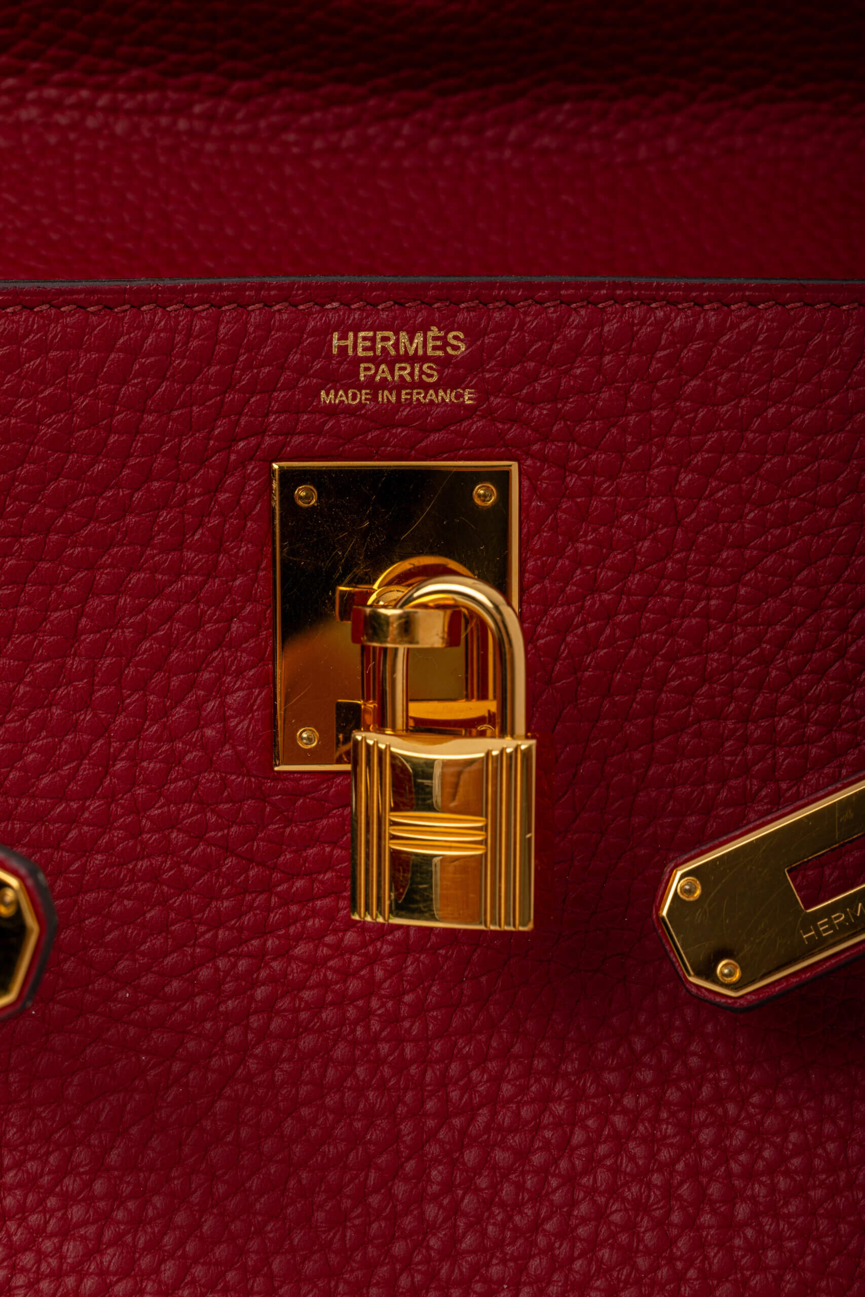 <span style="font-size: 10px;letter-spacing: .15em">HARD TO FIND</span><br>            <strong>HERMES</strong><br>            <div style="margin-top:10px;font-size:16px">Kelly 32 Retourne Togo Rouge Grenat Gold Hardware</div><br> - Image 15