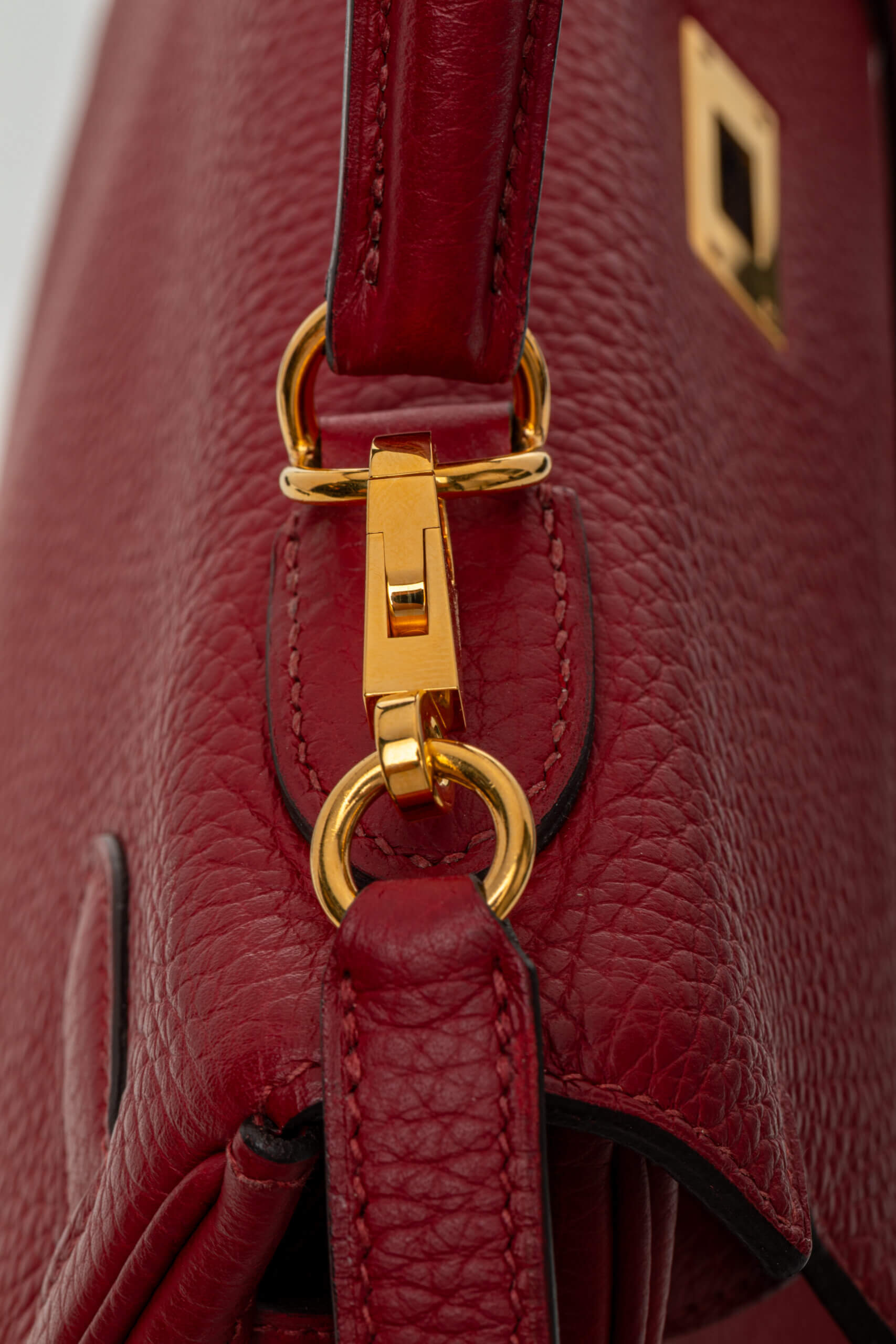 <span style="font-size: 10px;letter-spacing: .15em">HARD TO FIND</span><br>            <strong>HERMES</strong><br>            <div style="margin-top:10px;font-size:16px">Kelly 32 Retourne Togo Rouge Grenat Gold Hardware</div><br> - Image 21