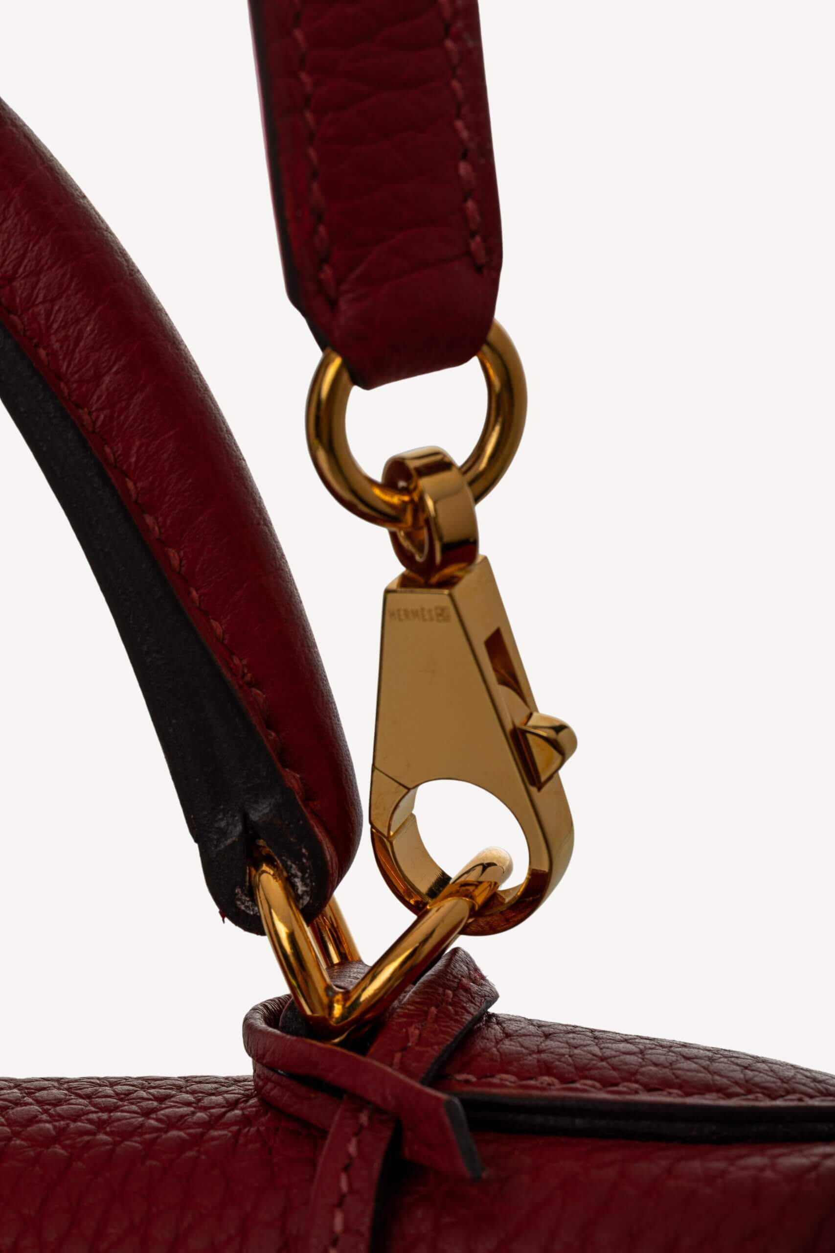<span style="font-size: 10px;letter-spacing: .15em">HARD TO FIND</span><br>            <strong>HERMES</strong><br>            <div style="margin-top:10px;font-size:16px">Kelly 32 Retourne Togo Rouge Grenat Gold Hardware</div><br> - Image 31