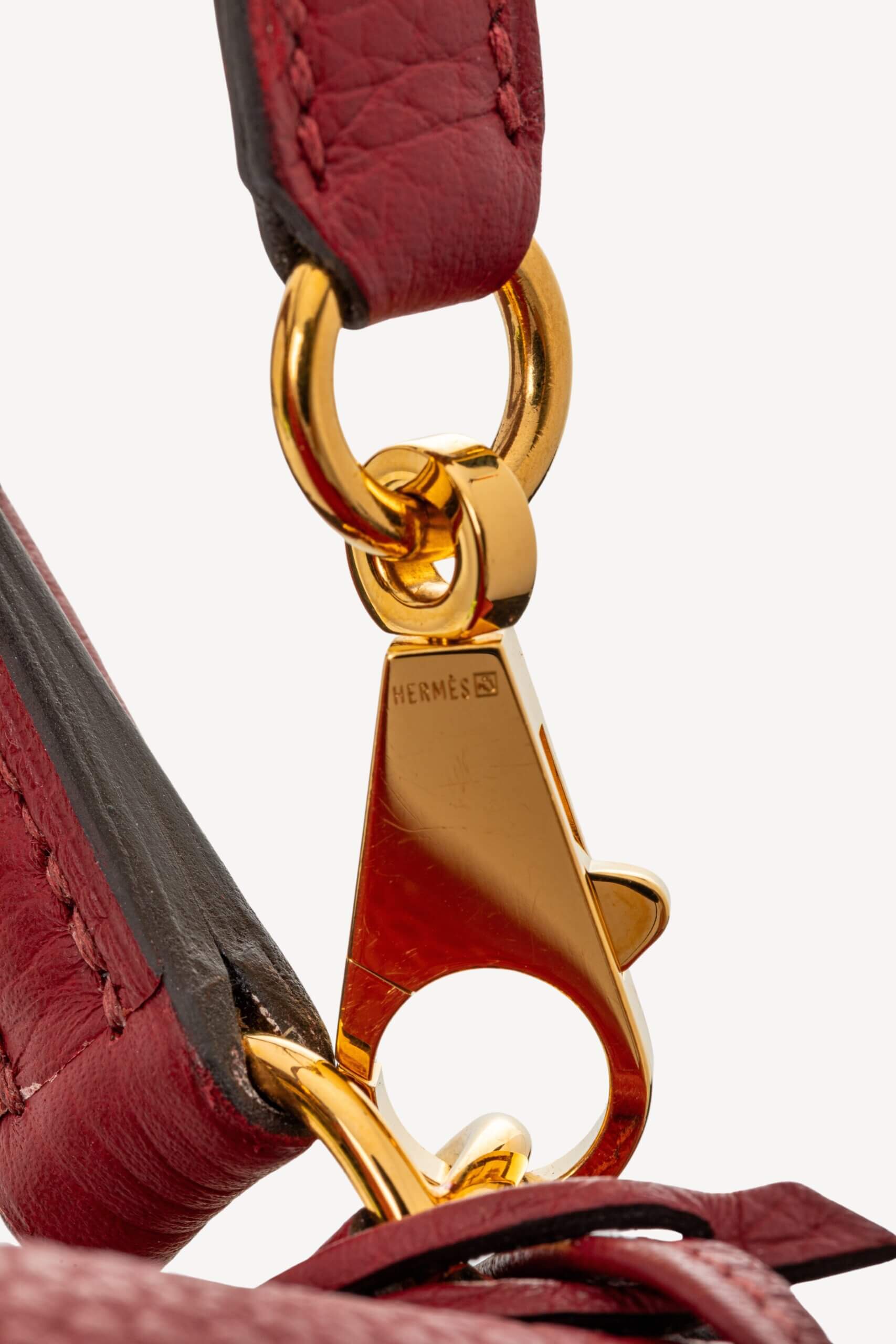 <span style="font-size: 10px;letter-spacing: .15em">HARD TO FIND</span><br>            <strong>HERMES</strong><br>            <div style="margin-top:10px;font-size:16px">Kelly 32 Retourne Togo Rouge Grenat Gold Hardware</div><br> - Image 23