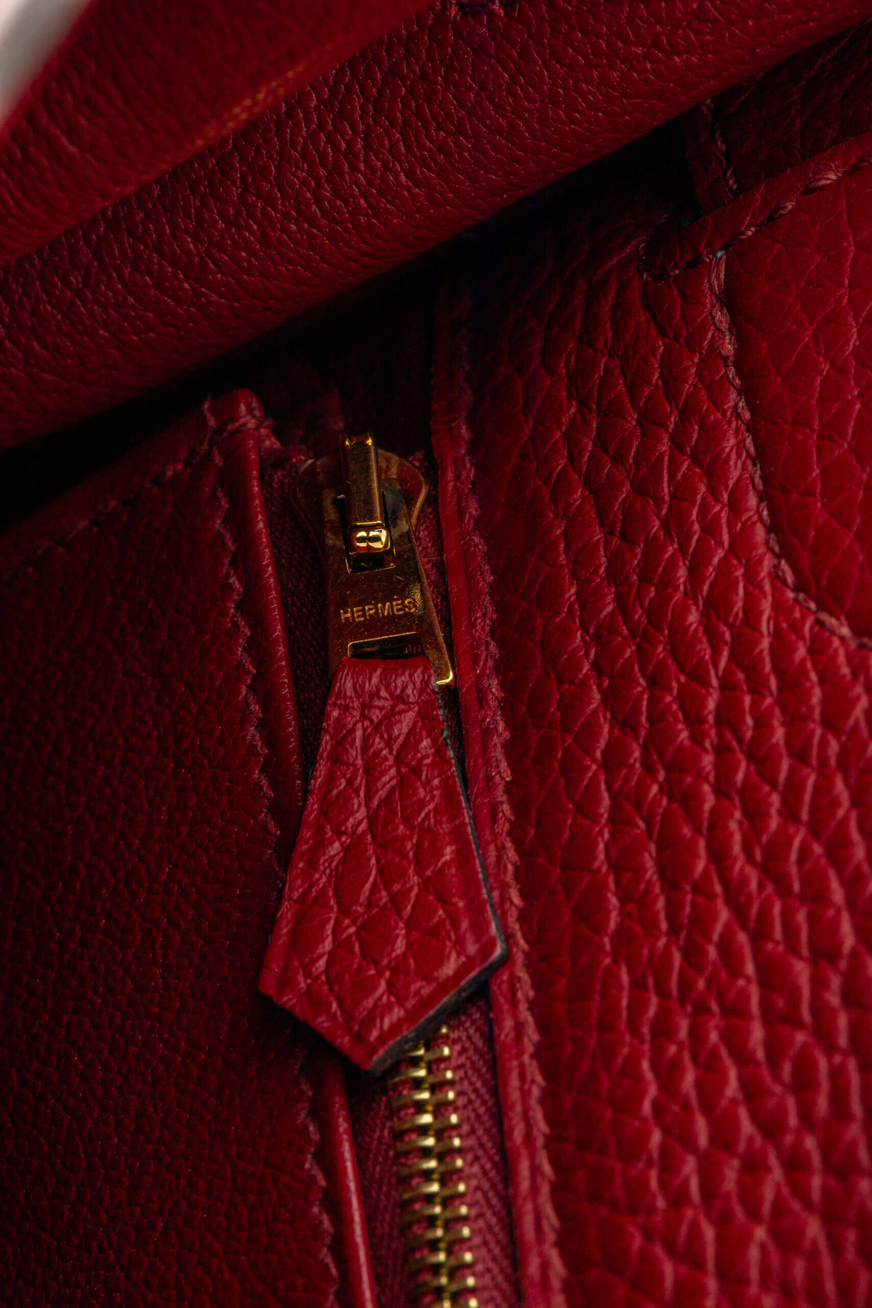 <span style="font-size: 10px;letter-spacing: .15em">HARD TO FIND</span><br>            <strong>HERMES</strong><br>            <div style="margin-top:10px;font-size:16px">Kelly 32 Retourne Togo Rouge Grenat Gold Hardware</div><br> - Image 20