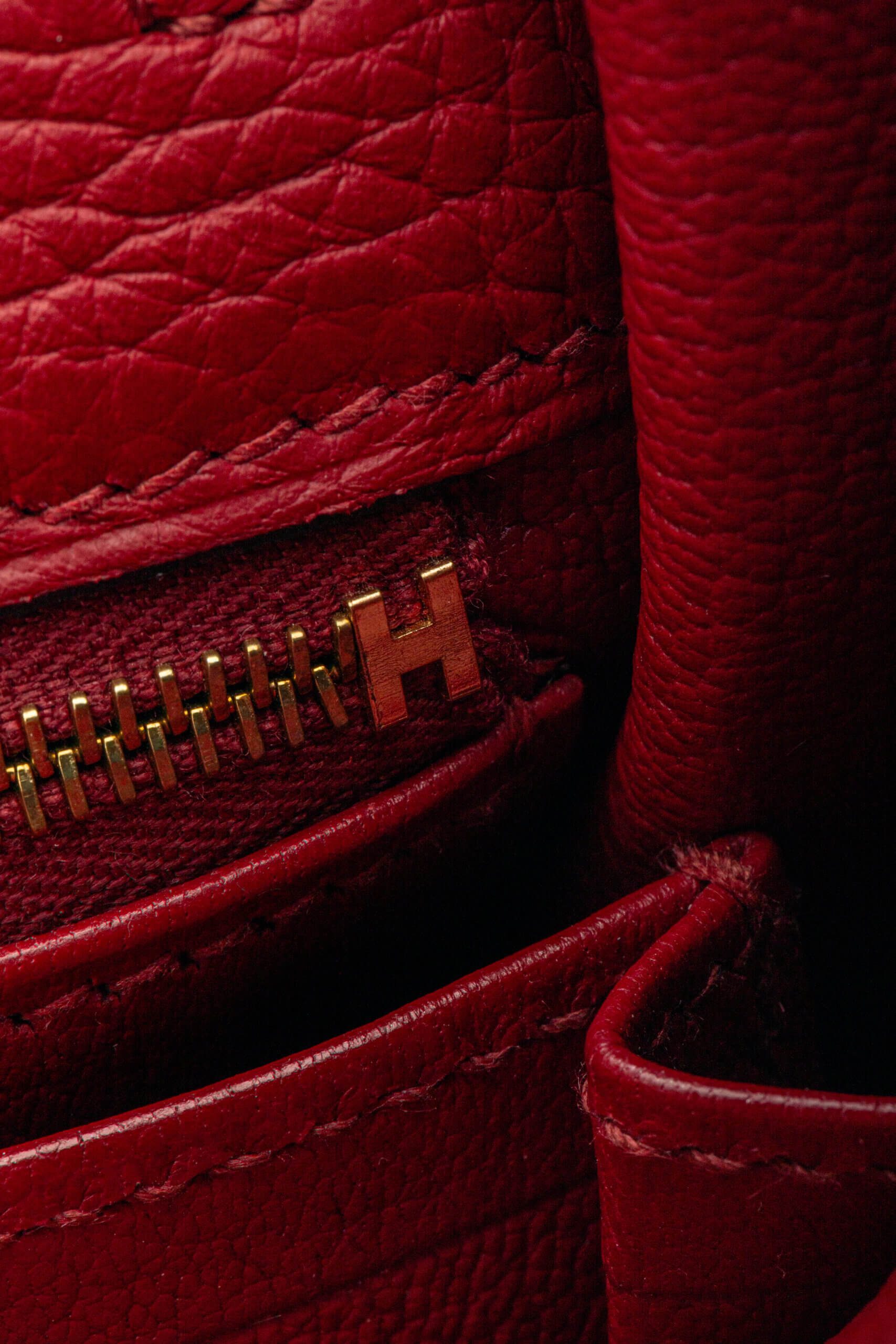 <span style="font-size: 10px;letter-spacing: .15em">HARD TO FIND</span><br>            <strong>HERMES</strong><br>            <div style="margin-top:10px;font-size:16px">Kelly 32 Retourne Togo Rouge Grenat Gold Hardware</div><br> - Image 18