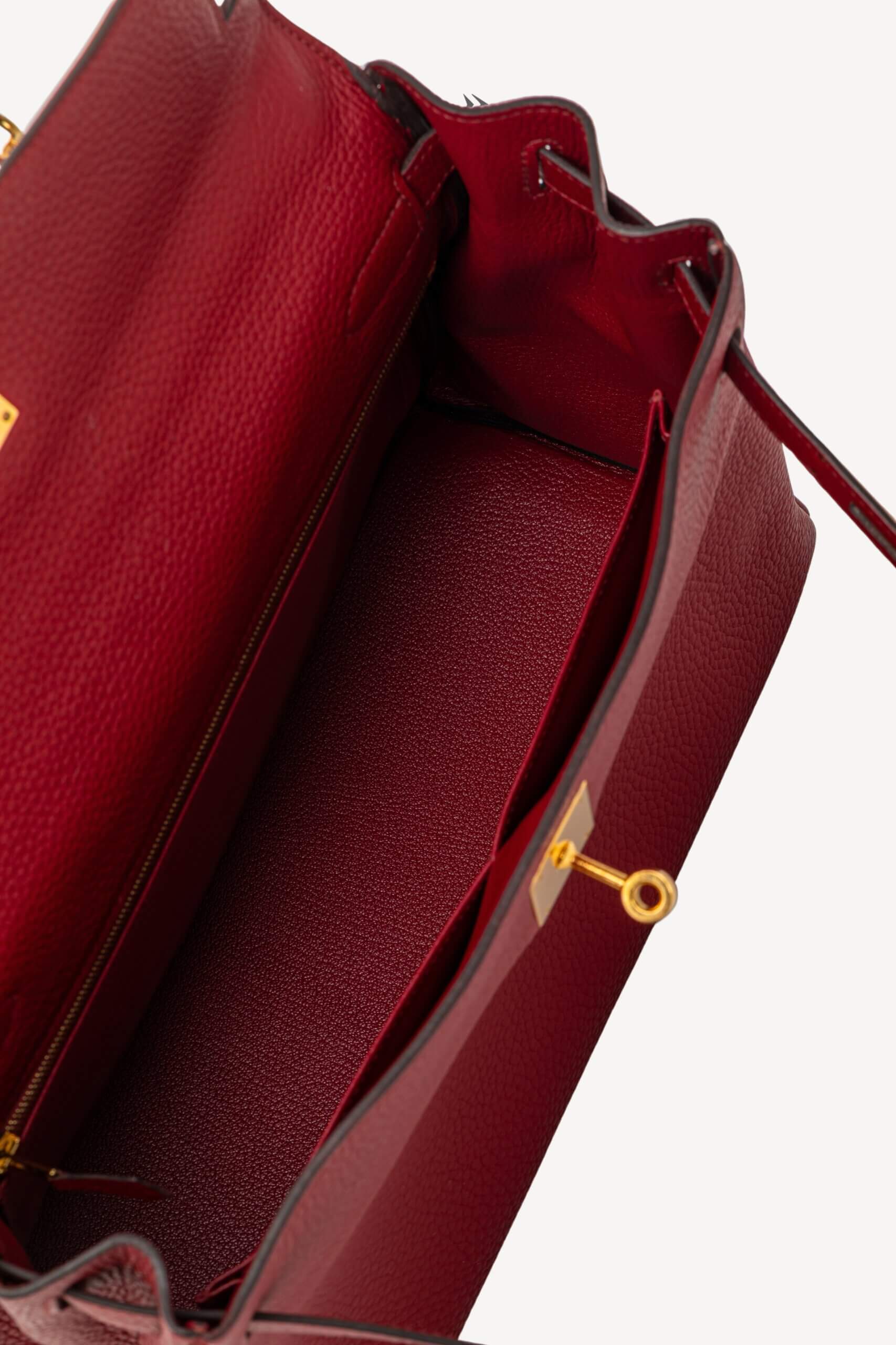 <span style="font-size: 10px;letter-spacing: .15em">HARD TO FIND</span><br>            <strong>HERMES</strong><br>            <div style="margin-top:10px;font-size:16px">Kelly 32 Retourne Togo Rouge Grenat Gold Hardware</div><br> - Image 17